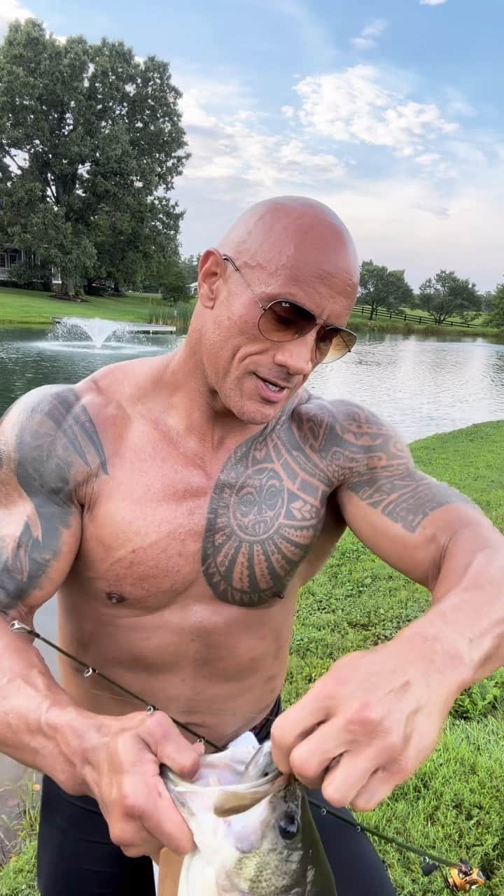 ドウェイン・ジョンソンのインスタグラム：「She destroyed my lure and took it straight to pound town 🎣😂😈  Fishing (and enjoying my land) is my favorite thing to do. Fishing let’s me slow down from the craziness of life. I have a few properties with acres of water, where I stock and raise fish.  Largemouth bass, stripers, trout, sunfish, etc.  I also have big, ugly, pissed off snapping turtles that’ll bite your fingers off so be careful 🤣🤚🏾🐢   For 15+ years now I’ve worked closely with lake management science teams to create the most optimal ecosystem for the fish to thrive.  Learned a lot 🐟  Cool stuff 👍🏾   I don’t eat ‘em, I always put ‘em back.  Yup, I usually get in the water to help the fish with their lactic acid build up in their muscles (just like humans after a hard workout) so I can help ease oxygen back into their gills.   Yup 🖕🏾my shoes 👟 😂  Have an awesome 4th of July with your families and get some great fishing in!! 🇺🇸 🎣☀️😎」