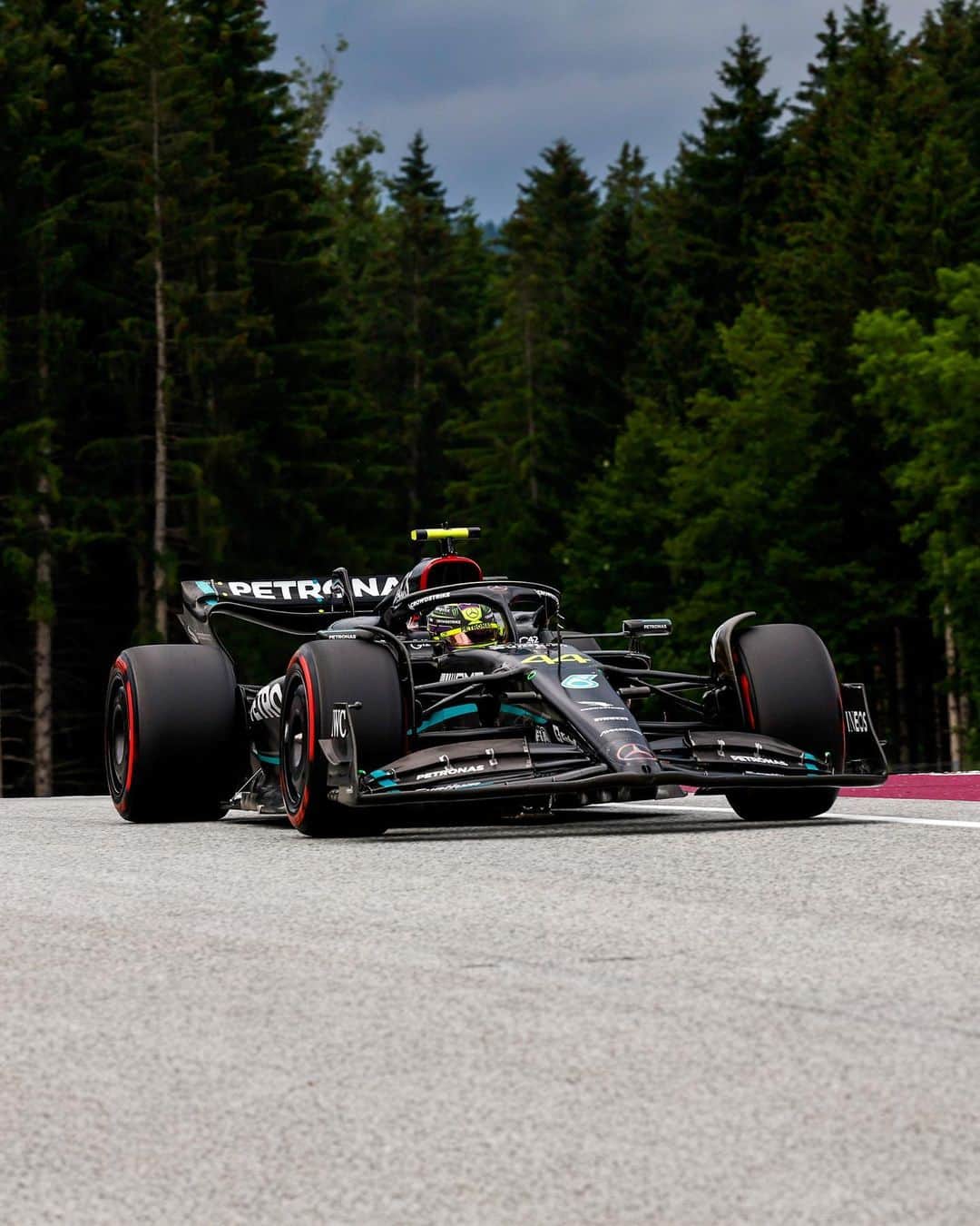 MERCEDES AMG PETRONASさんのインスタグラム写真 - (MERCEDES AMG PETRONASInstagram)「A bruising day in Spielberg but we have a chance to make it right in a few days at Silverstone.」7月3日 1時01分 - mercedesamgf1