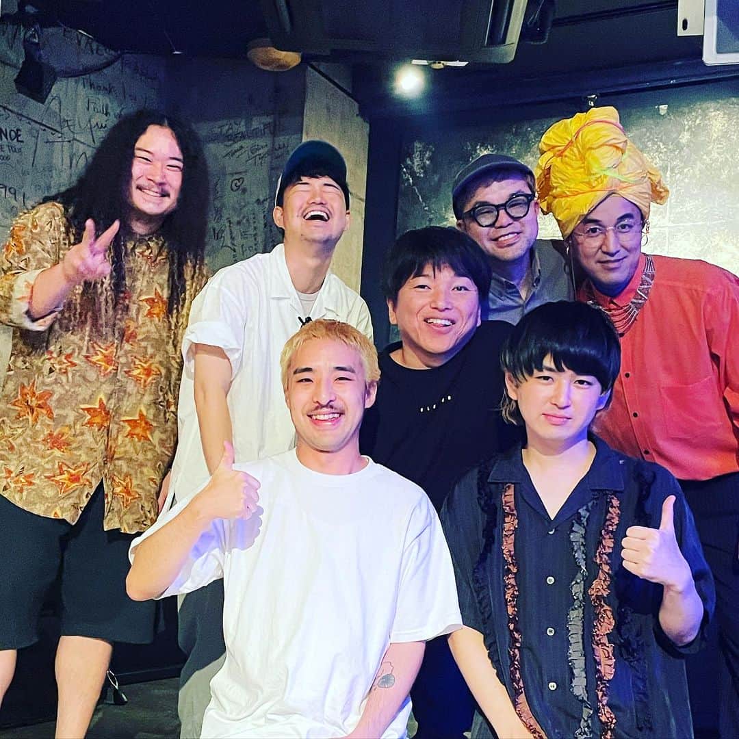 西寺郷太のインスタグラム：「やまちゃんとマハラージャン、TAIKING ライブへ^ ^。  後列左から、ゆう大、やまちゃん magora 、ごーちん、マハラージャン 前列、いっぺい、ちゃんこり（corin.）、けいすけ。」