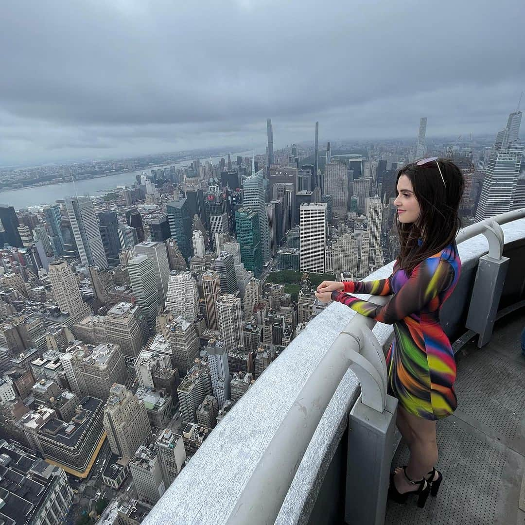 ローラ・マラノのインスタグラム：「On top of the world with the @empirestatebldg ❤️❤️❤️」