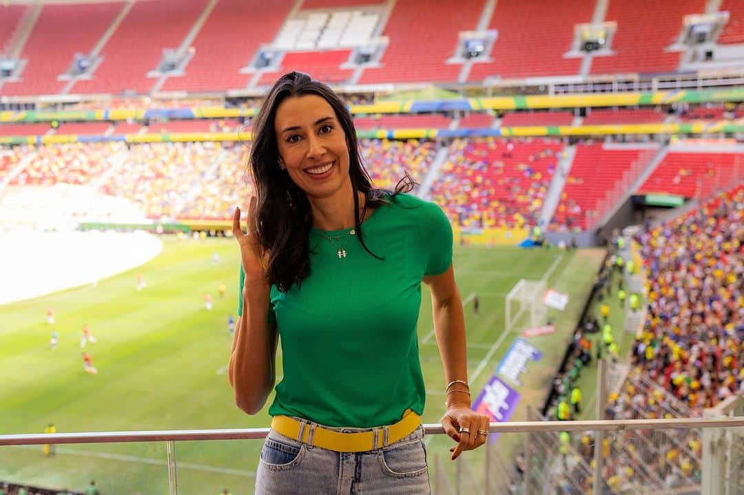 シェイラ・カストロのインスタグラム：「Que manhã incrível e cheia de emoção!  Como vocês acompanharam nos meus stories, Guaraná Antarctica me convidou para acompanhar de perto o amistoso entre Brasil e Chile, e posso dizer que foi uma experiência única. Ver a dedicação e talento das nossas jogadoras da seleção feminina de futebol é sempre inspirador.  Em breve, o maior campeonato de futebol de mundo começa para a nossa seleção, e como atleta de vôlei, que conhece a grande intensidade da torcida do Brasil, sempre importante em momentos como esse, reforço meu convite junto a @guaranaantarctica para torcermos muito pelas nossas meninas do futebol!  Vamo Brasil!! 🇧🇷⚽️  #OlhaPraElas #TorcedorOficial #FutebolFeminino #publicidade #guaranaantarctica」