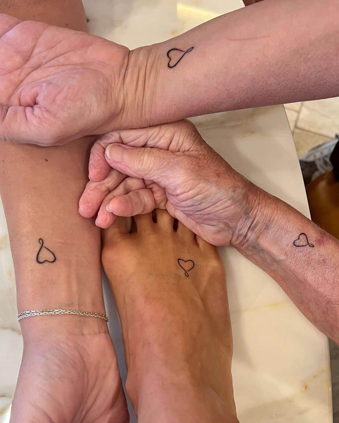 キャリー・アンダーウッドのインスタグラム：「When your 74-year-old mother asks you and your sisters to get matching tattoos with her in Vegas, the only questions are, “what?” and “where?” I never would’ve thought I’d see the day that Mama Carole would be gettin’ some ink! 😂❤️ #WhatHappensInVegas   Thanks, @darekriley for being so sweet to the Underwood girls! ❤️」