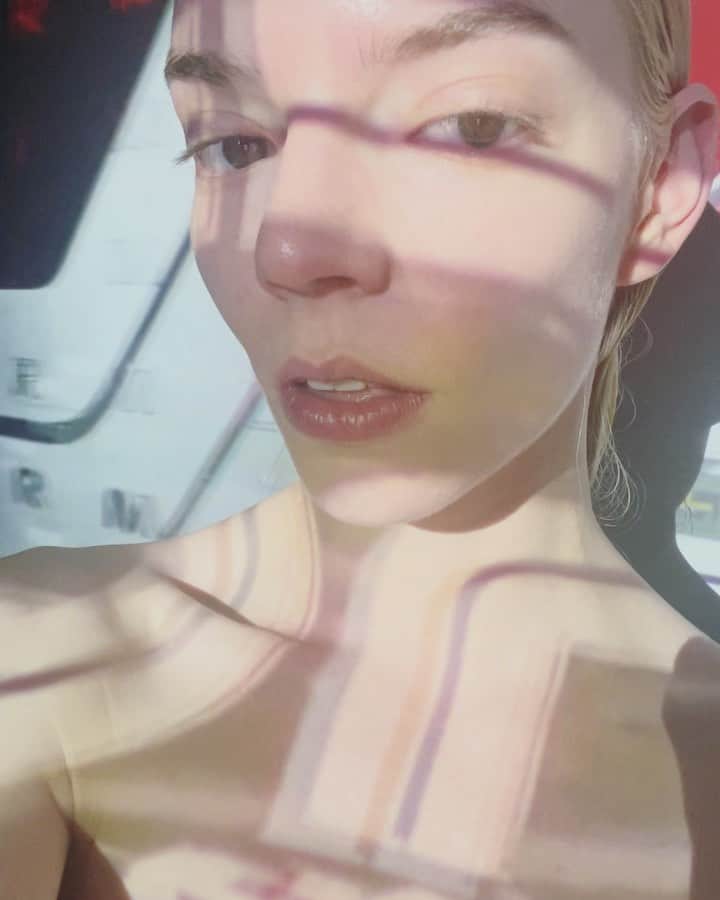 アニャ・テイラー＝ジョイのインスタグラム：「Hi」