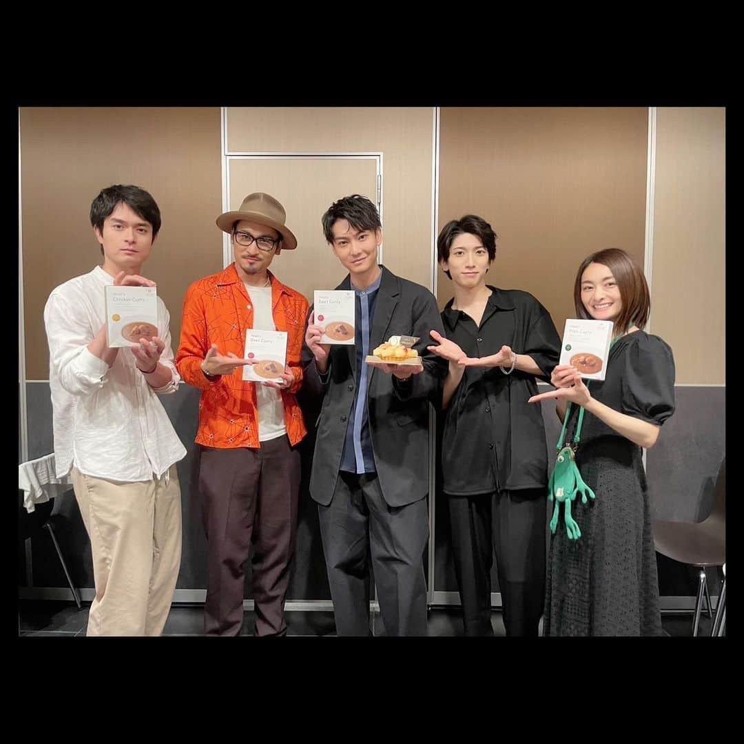 高木勝也さんのインスタグラム写真 - (高木勝也Instagram)「髙﨑俊吾  俊吾くん(髙﨑俊吾)の俳優10周年記念イベントにゲストで呼んで頂きました。  嬉しかったーーーー。。  そして、改めてヴァリアーのメンバー、ルッスって最高だなって感じました。今でも定期的に会ってるしね。本当に落ち着くんです。  俊吾くんが作ってくれたリボステのダイジェスト映像をお客様と一緒に見たりして最高に楽しい時間でした(^^)  感謝を。  ルッスをイベントで演じた訳じゃないのに、映像を見ているだけであの時の記憶やルッスで舞っていた時の感覚が鮮明に蘇ってきて、帰り道凄く不思議な感覚になりました。  あのオレンジの人はそんだけ強烈に僕の中に残っています。  まぁ、ルッスだもんね。笑  晴だしね😎☀️  俊吾くん。  10周年、本当におめでとう。  そして、ありがとう。  さぁ!!!また次の10年、行くわよーー♡♡♡  ルッスイメージでオレンジのシャツでござんした。 #髙﨑俊吾  #ヴァリアー #ルッス #ルッスーリア  #今日も一日お疲れ様でした」7月3日 20時00分 - katsuyoung__1128