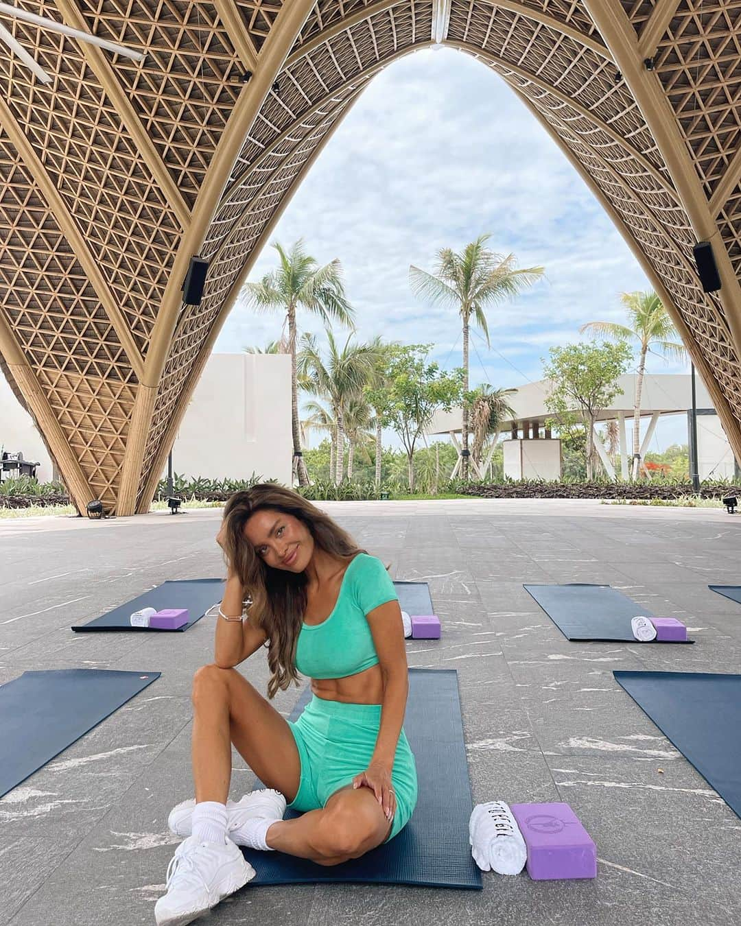 サラ・ステージのインスタグラム：「Let gratitude be the attitude ✨🧘🏻‍♀️🌴feeling blessed for the opportunity to teach fitness classes in paradise for @garzablanca.cancun wellness month. My favorite part was the guided meditation at the end of our workout 🙏🏼Thank you Garza Blanca for having me it was a beautiful experience 🫶🏼」