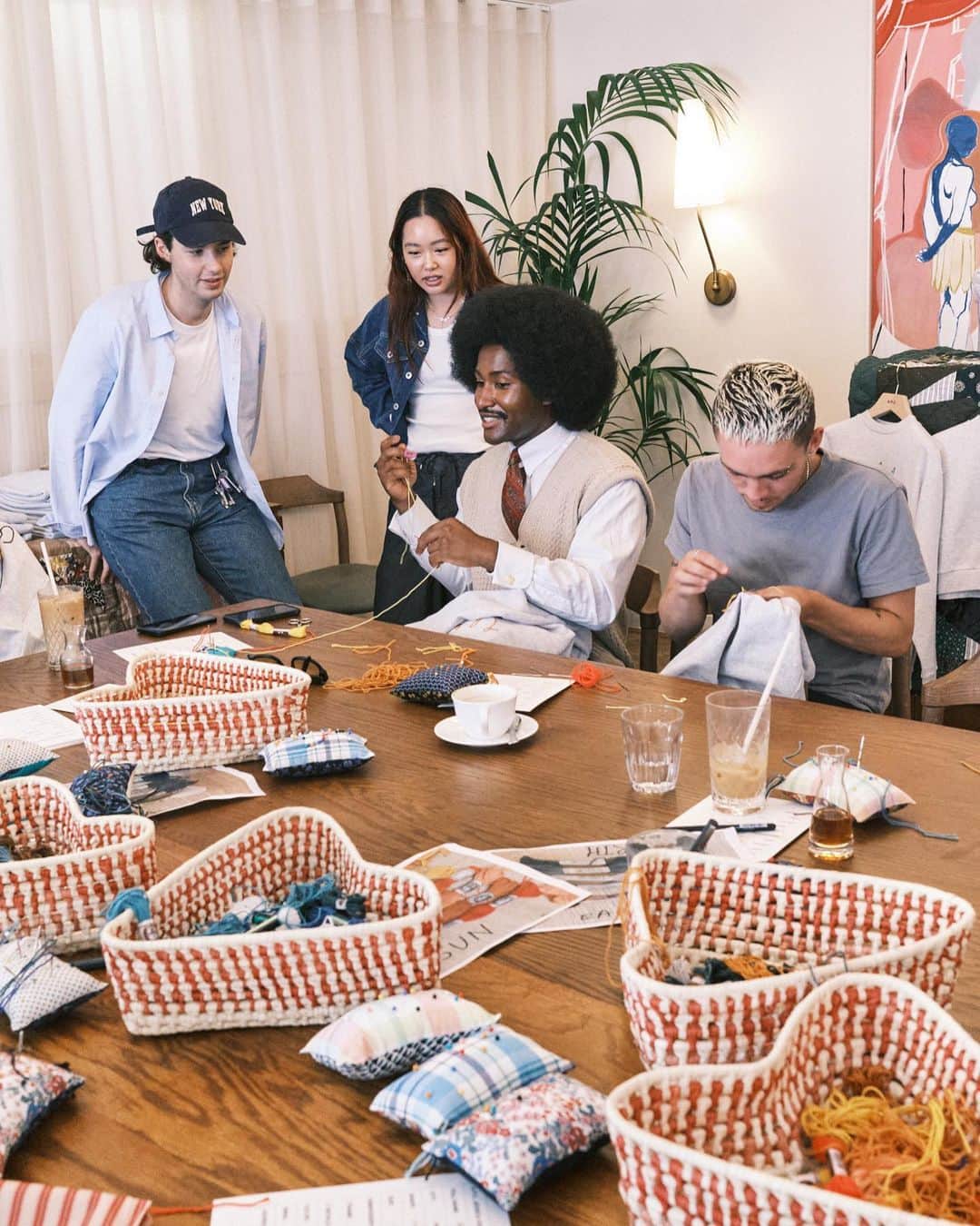 アーペーセーのインスタグラム：「Sewin n' Strummin' London edition.  The London A.P.C. fam joined us for a workshop with the creative behind our famous quilts, Jessica Ogden @the_cats_whiskers.  A pioneer of the customization movement of the early 1990s and an early adopter of upcycling, Jessica has been drawing and sewing since childhood. After launching her own brand in England, she returned to live in Jamaica, where she grew up. She created the Madras collection with A.P.C. in 2006 and introduced the Quilts project in 2010, born from the interest she shares with Jean for patchwork, as well as a desire to revive the accumulated stocks of A.P.C. fabrics over the seasons.  #APCParis」