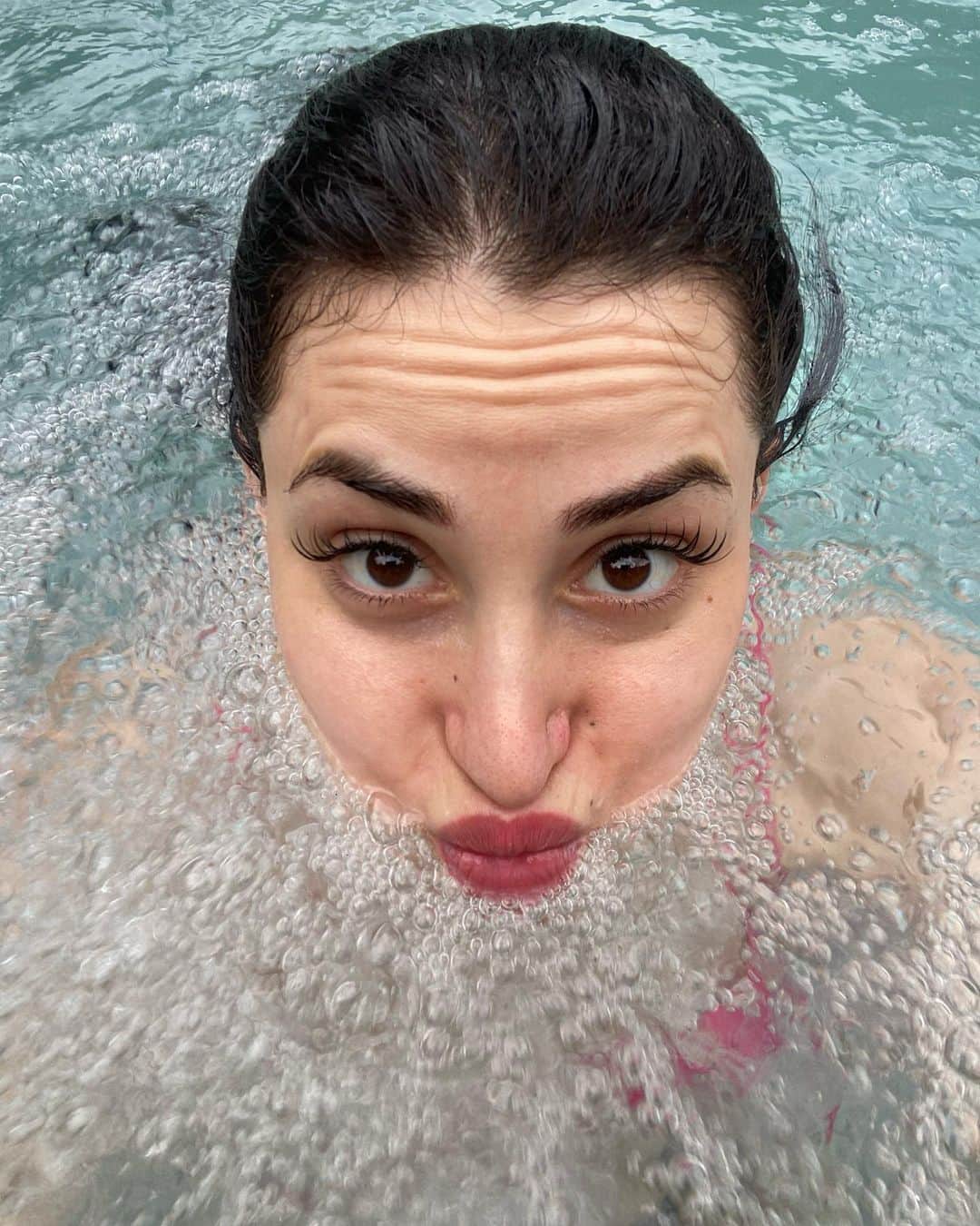 Greta Menchiのインスタグラム：「Se ci pensi troppo tutto perde forma 🐠 zitto e nuota e nuota e nuotah」