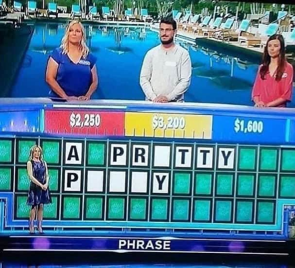 Kendra Lustのインスタグラム：「I would like to solve the puzzle Pat😳 They would have to go to commercial if i was on the show. 🤣 #wheeloffortune #tv」