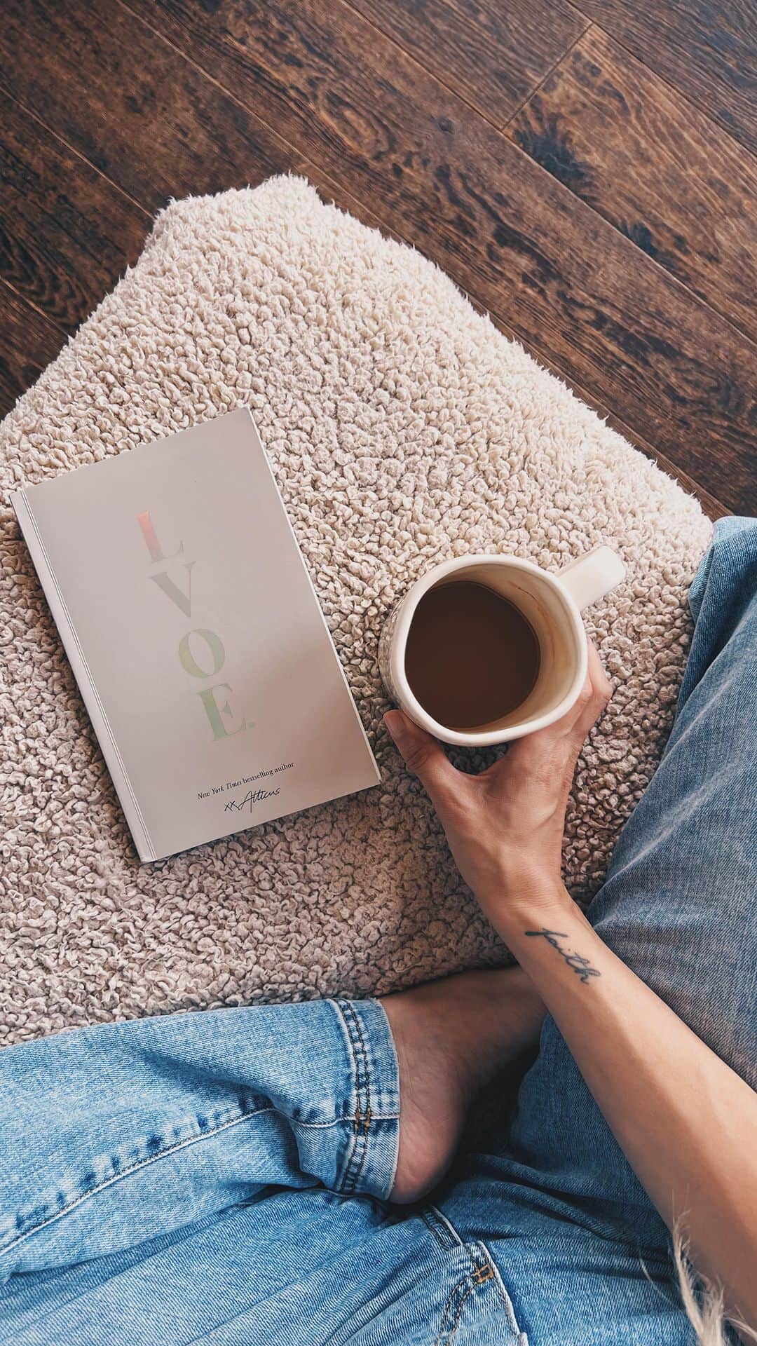 Kalyn Nicholsonのインスタグラム：「I had the honour of sitting and chatting with one of my favourite authors @atticuspoetry on my Coffee Talk podcast. We talked coffee, Paris, writing routines, his secret identity, the pros and cons of Canadian living (fun fact: he’s from British Columbia) and a date he once had with Taylor Swift.  The episode is linked in my bio next time you take a coffee break and want something inspiring to watch or listen to ✨」