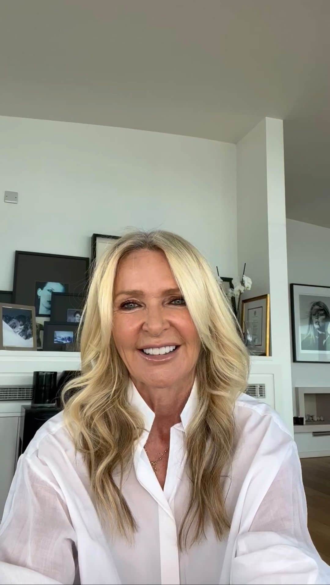 のインスタグラム：「I am so proud and grateful to announce that ‘Amanda Wakeley Style DNA’ is now regularly ranked among the top 20 documentary podcasts in the UK! With an overall market of 2 million podcasts across all genres, this is an AMAZING result, and I cannot thank you enough for listening, sharing, commenting and subscribing.  It is such a pleasure for me to interview the most stylish and interesting people, discover their lives behind their looks, and share anecdotes and laughter with such an appreciative audience… reaching over 600k listeners to date… A year ago when I started this new podcasting chapter I didn’t quite know what to expect … I have always been fascinated by how clothes make us feel…clothes affect us all whether we are interested in them or not… everyone has a view on them. So I sat down and wrote the outline, researched a production company who would film as well as record and edit (that’s another story) and then reached out to some of my well known friends to ask them if they would do me the favour of coming to our home to chat with me about all things Style. I was incredibly lucky that so many of them said yes and supported me in this new chapter… I love doing my research for each guest (even if I think I know them well) Mr Google never fails to come up with some nugget and I must admit I have developed a whole new level of respect for interviewers… As with most things in life … the most seemingly effortless takes the greatest amount of effort to achieve … still a work in progress… I would like to give a huge shout out to each and every one of my guests for their time, their generosity of spirit, their kindness, their insight, their openness… and their wonderful humour… this podcast would not be where it is today without you all… thank you from the bottom of my heart. Here’s a quick reminder of my guests so far @trinnywoodall, @gracedent, @atehjewel, @adjoa.andoh, @micheleclapton, @misslisaarmstrong, @hillhousevintage, @tashaghouri, @sophieellisbextor, @lizearleme, @itsanitarani, @dylanjones, @ellavaday, @jamesblunt, @elainepaigeofficial, @jo_elvin, @proudlock, @vicknhope, @indiahicksstyle, @miquitaoliver, @anyahindmarch, @yasminlebon, @davidfurnish. 👇」