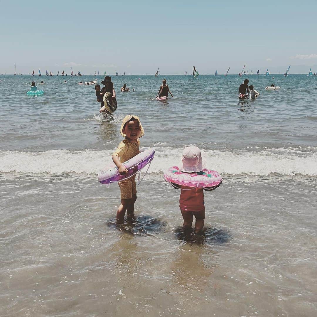 KIKIのインスタグラム：「海の家はじまる🌊✨  激しく体力を使う週末がしばらくつづきます💪🏼 でも水のなかにいるのは好き 末娘が 昨年は抱っこして海に入ってたのに 浮き輪を使いこなせるようになってしまい ちょっと寂しい  一緒に海で遊べる時間も あっという間に過ぎ去ってしまうのだろうな」