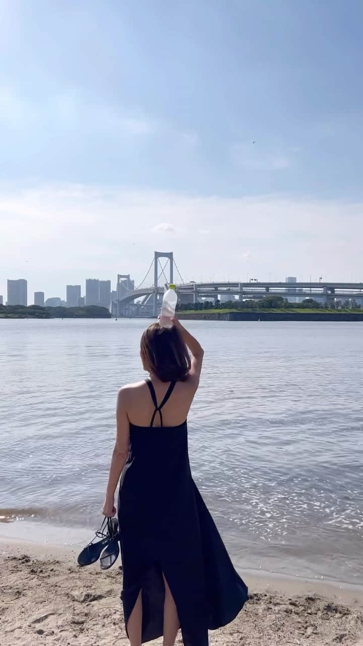 のインスタグラム：「今年もお台場の海を見に✨  見た目にはまだ水はかなり汚いけど 今年もお台場プラージュ開催してるし 以前よりは水質が良くなってはいるのよね。 泳いでるのはほぼ外国人だったけど。  いろんな意味で水質問題は永遠の課題ね。  #お台場海浜公園 #お台場 #東京湾 #とにかく暑い」