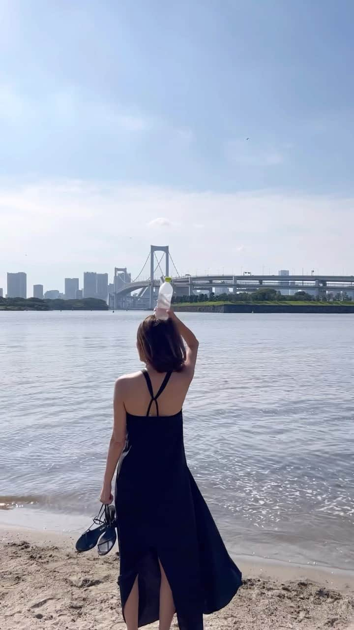 坂元美香のインスタグラム：「今年もお台場の海を見に✨  見た目にはまだ水はかなり汚いけど 今年もお台場プラージュ開催してるし 以前よりは水質が良くなってはいるのよね。 泳いでるのはほぼ外国人だったけど。  いろんな意味で水質問題は永遠の課題ね。  #お台場海浜公園 #お台場 #東京湾 #とにかく暑い」