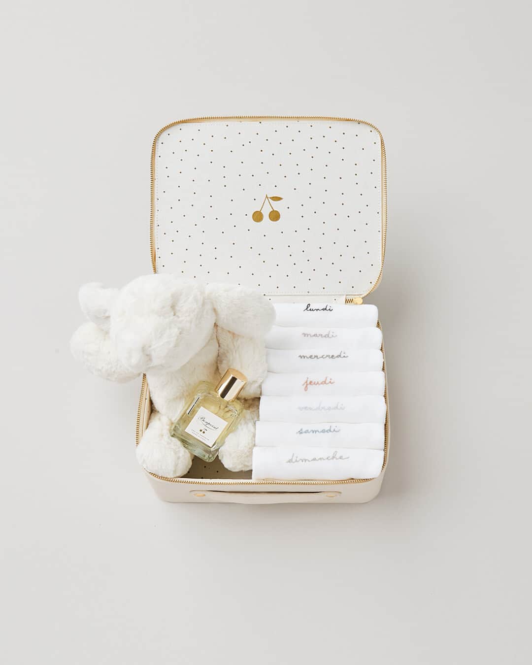bonpointのインスタグラム：「Bonpoint Newborn | Baby's first gift. ​ Meet the perfect gift set: a compilation of our iconic pieces tenderly folded in our timeless Bonpoint suitcase. ​  #Bonpoint #Newborn #BabyGift」