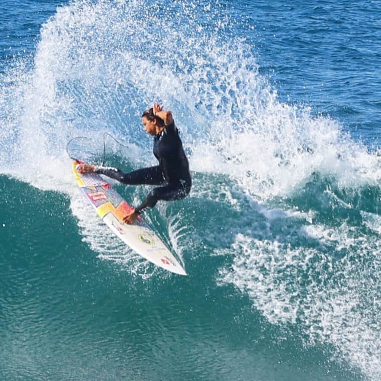 サリー・フィッツギボンズのインスタグラム：「Exciting weekend energy to tap into with the #BallitoPro kicking off today🙌🏼🌊  —————- Powered by my team to get here @boostaus @breitling @all.pacific @tandcsurf @harveynormanau @gwmaustralia @fcs_surf @devikaworld @axxeclassic @gpangsurf @almondbreeze」