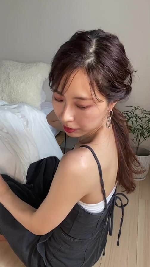 保科真紀のインスタグラム：「日曜日のインスタライブ☀︎ 今日は初めて寝室から！  ☑︎ベッドまわりのインテリアのはなし ☑︎メイク直し ☑︎ポニーテールアレンジ  たくさんの方に見ていただきありがとうございました🙇‍♀️✨ また日曜日にライブします💓」