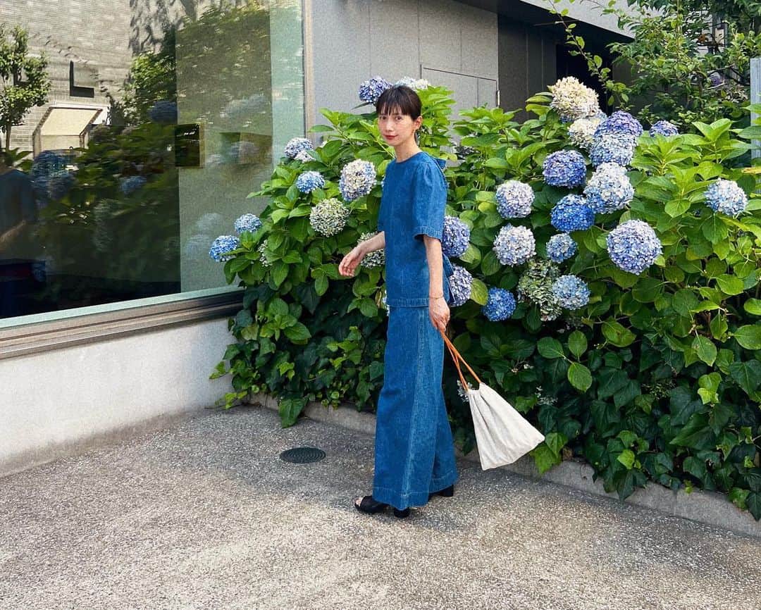 kazumiさんのインスタグラム写真 - (kazumiInstagram)「映画を観に🍿🍿🍿 質問頂いたデニムは🙇🏻‍♀️ お気に入りのセットアップで @heriter_official 👖🩵💙 背中だけちょっと開いてる🤭 サンダル　@maisonmargiela  バッグ　@miumiu  #私服#WEAR更新 #hériter #miumiu#maisonmargiela #kazumi#デニムコーデ」7月2日 17時10分 - kazumi0728