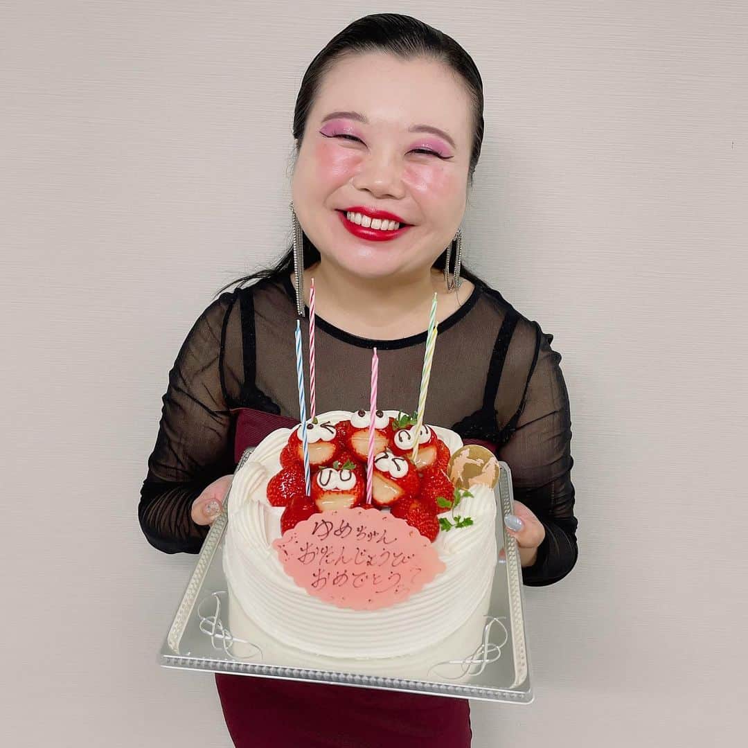 ゆめちゃんのインスタグラム：「㊗️シカゴの女ことゆめちゃん！ 今日で30歳になりました‼️ あは〜ん😆🩷🩷. . . 誕生日の今日は函館へ営業ちゃん❤️ みんながお祝いしてくれました❕🥹 嬉シカゴォー！😆🩷💋 函館の皆さんもたくさんのおめでとうをありがとうございます！ ケーキを用意してくれた、グッドラックプロモーションさんも本当にありがとうございます😭🫶🏻感謝ぁああ！！ . . みんならぶっ！🩷🩷🩷 . . #7月2日 #誕生日 #シカゴの女 #ゆめちゃん #バースデーガール #人力舎 #ピン芸人 #爆笑お笑いフェス #函館」