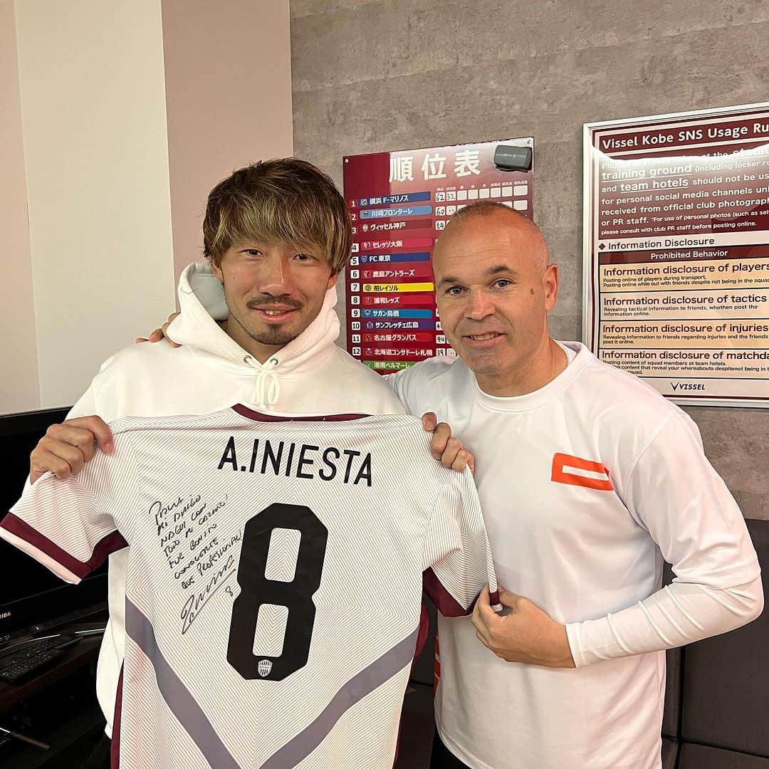 のインスタグラム：「@andresiniesta8 ありがとうございました。 全てにおいてプロフェッショナル。 サッカーに対する意識、仲間を気遣う姿勢を間近で感じることができて幸せでした。 この経験は僕のサッカー人生の宝物です。 今、FC今治で色々な事にチャレンジしています。それは確実にcapitánから学んだことです。ここでは語りきれないほど、多くのことをもたらしてくれたアンドレスに心から感謝を。 最後になりますが、アンドレスの来日初ゴールは今でも覚えています。対戦相手として出場したその日、僕の29歳の誕生日でした。 一生忘れません。  #ありがとう #また会えるのを楽しみにしています」