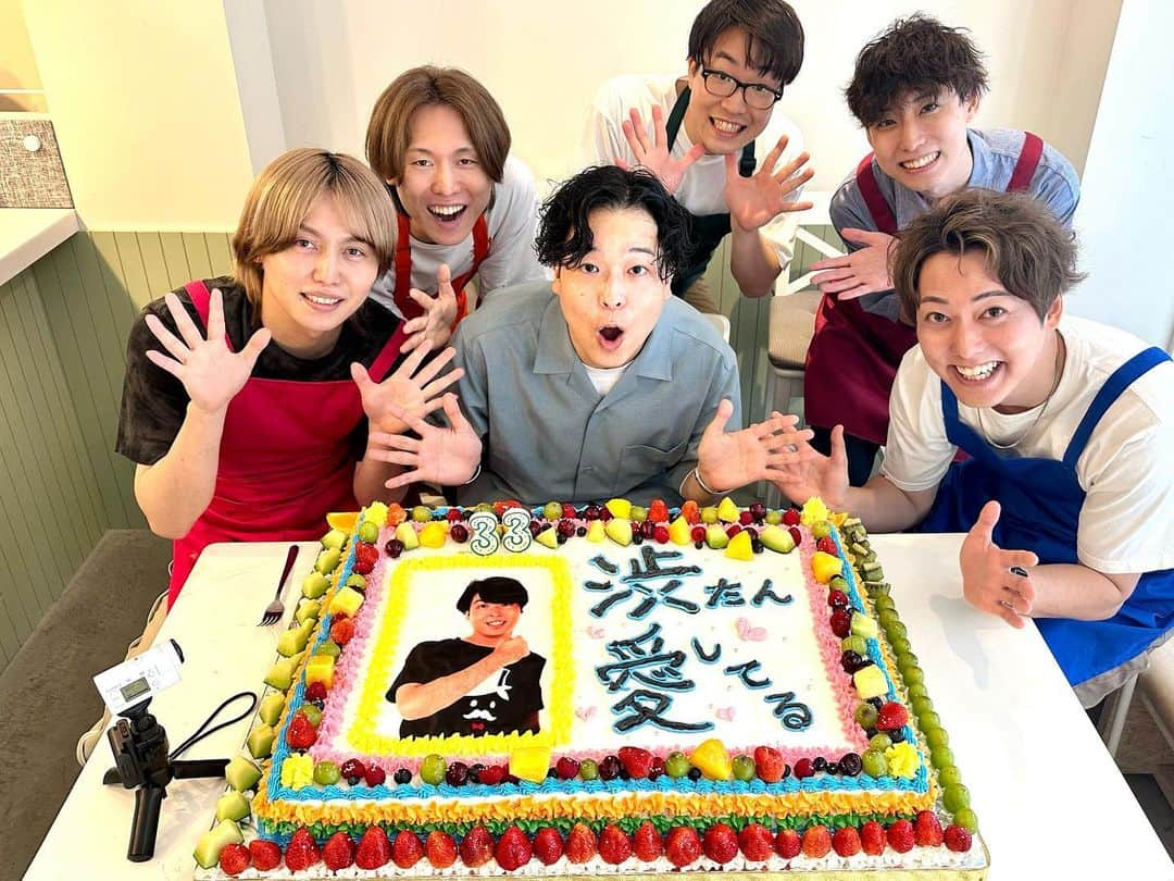 渋谷ジャパンさんのインスタグラム写真 - (渋谷ジャパンInstagram)「誕生日に巨大手作り誕生日ケーキで祝ってもらった🎂ありがとーー！！！  #おるたなchannel #誕生日」7月2日 17時12分 - shibuya_japan