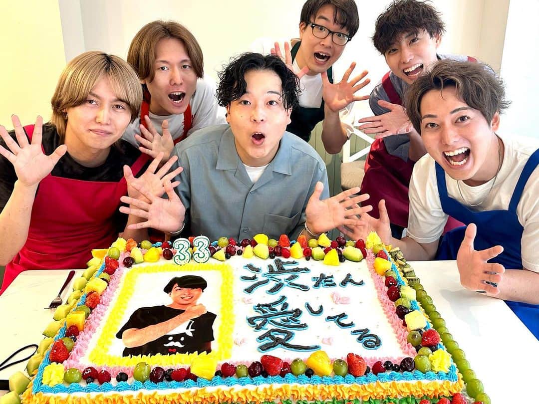 渋谷ジャパンのインスタグラム：「誕生日に巨大手作り誕生日ケーキで祝ってもらった🎂ありがとーー！！！  #おるたなchannel #誕生日」