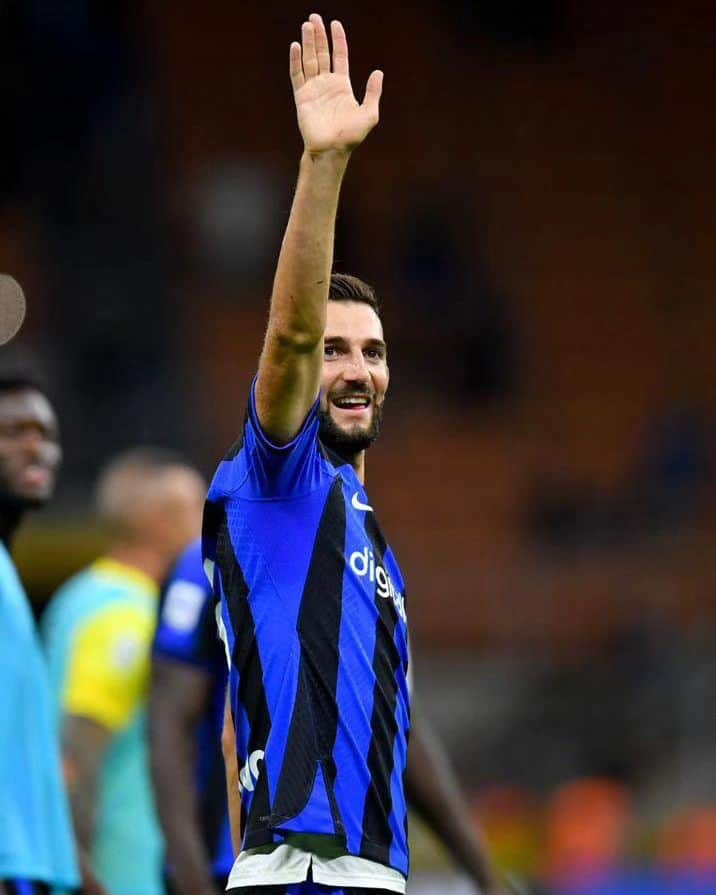 ロベルト・ガリアルディーニのインスタグラム：「Ciao Inter! 🖤💙  Grazie per questi anni assieme... meravigliosi, intensi: un privilegio far parte di questa famiglia!!   Grazie per avermi aiutato a crescere in campo e fuori.   Grazie A TUTTI  per questo viaggio incredibile!! 👏👏👏   GRAZIE INTER 🖤💙」