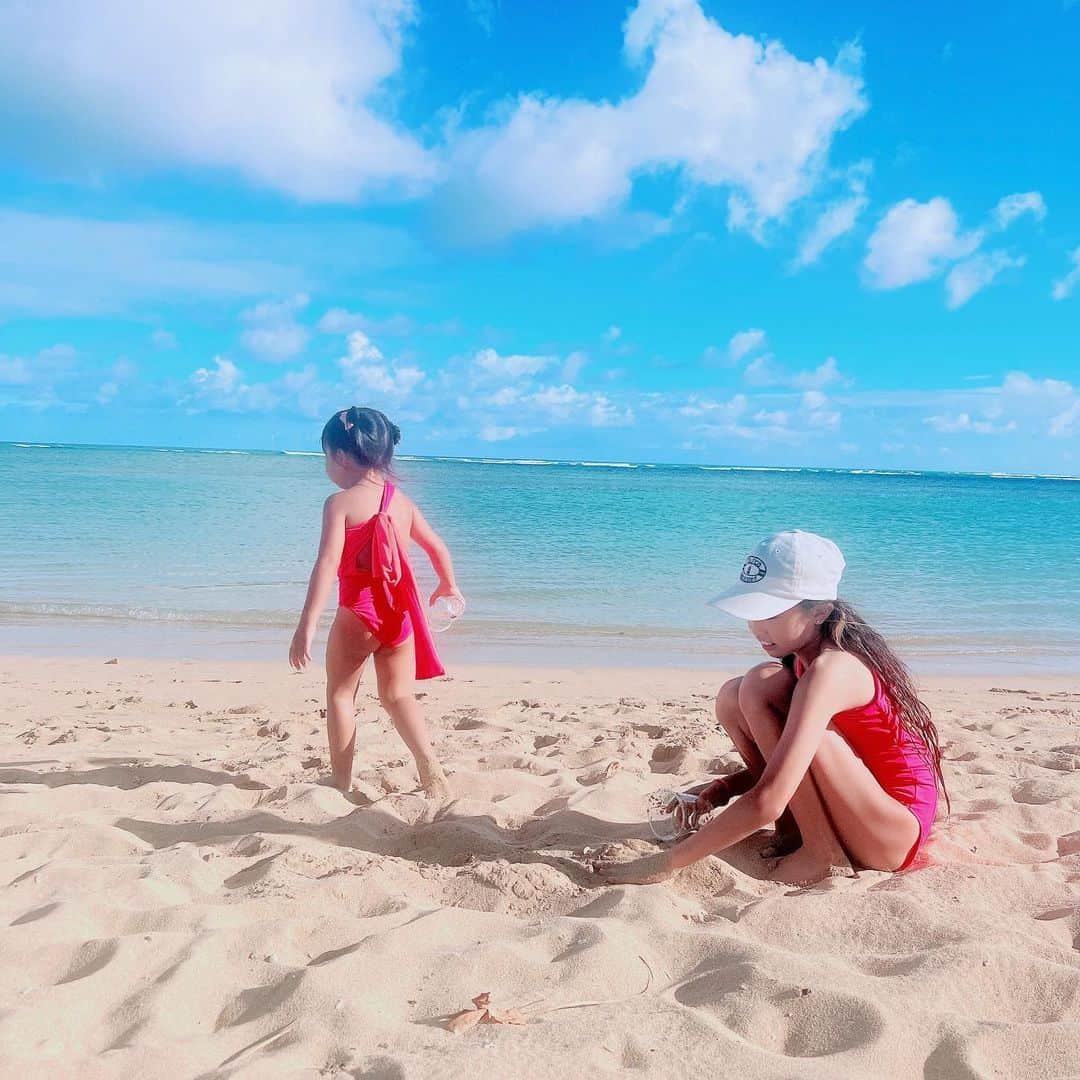 西山美希子のインスタグラム：「TOIRO SISTERS💓ハワイの青い海と空にピンクの水着が映えてる！眩しいピンクにおリボンの裏地はオレンジ🎀🧡　#TOIRO #TOIRO.」