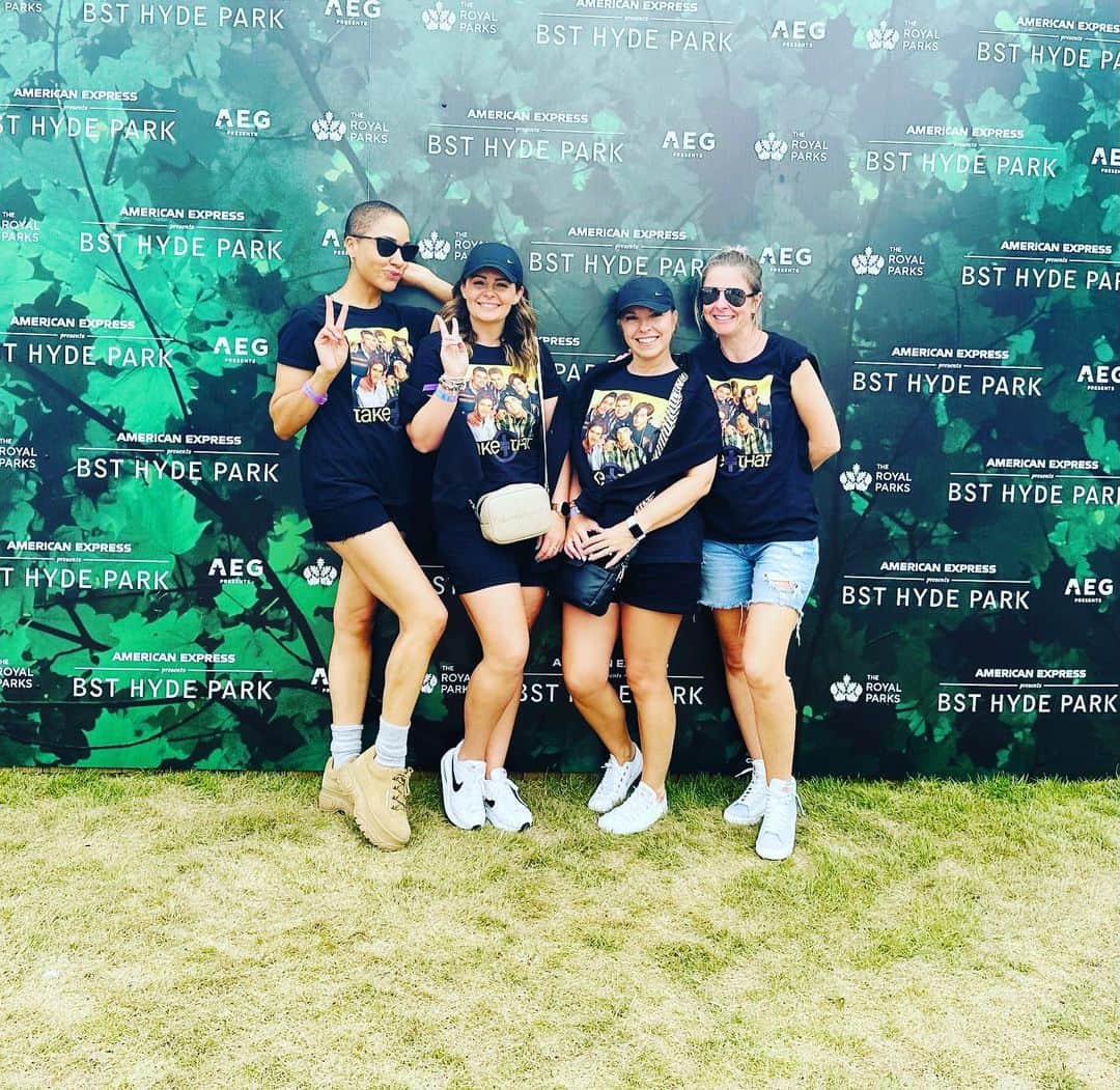クーシュ・ジャンボのインスタグラム：「JOY 🎉 @bsthydepark  Thanks for the laughs ladies 😘  @aligoodie @emmallidgett_  @jumleycards   @takethat  @thescriptofficial  @sugababes」