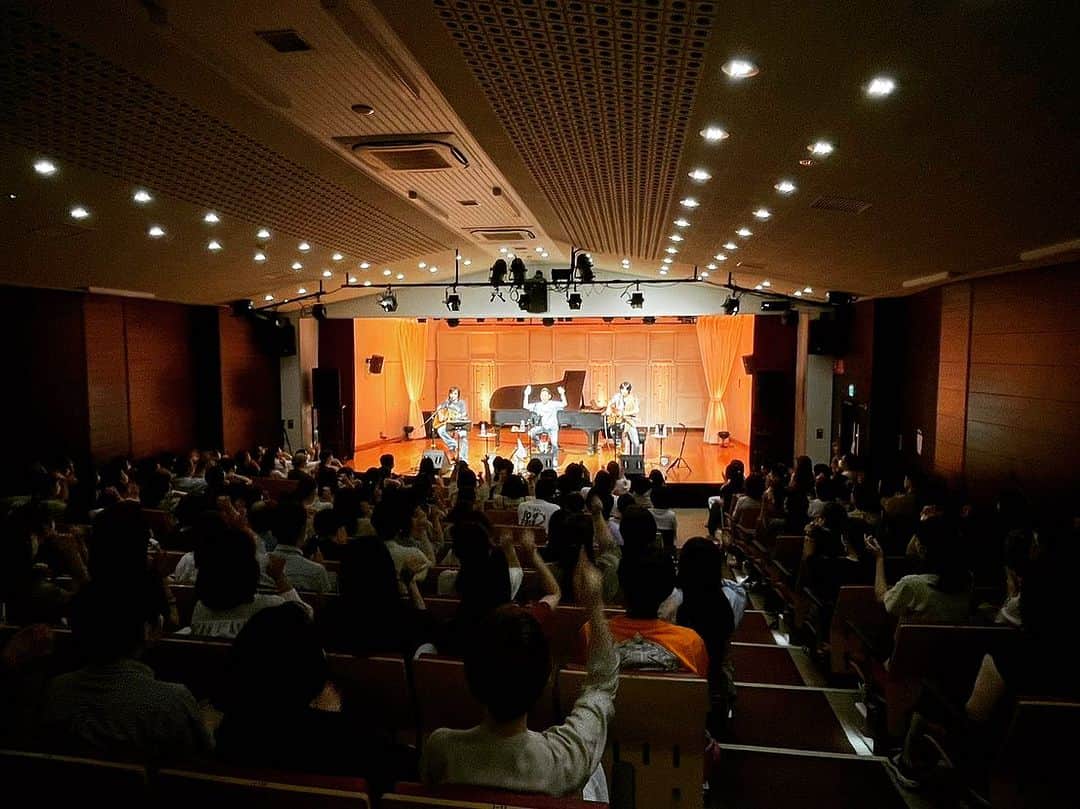 吉本大樹さんのインスタグラム写真 - (吉本大樹Instagram)「#徳永暁人 @akihito_tokunaga の地元、秦野での #doa Acoustic Live Tour #3WayStreet !! とっても盛り上がりました😂 まさに来てくださった皆さんに盛り上げて頂きました。76個目のご当地ソングもなかなかキモめで面白いのが出来ました笑 一緒に盛り上げてくれた皆さん、ありがとうございました！！ 次はとうとう最終沖縄です🏝️」7月2日 17時16分 - hiroyoshimoto