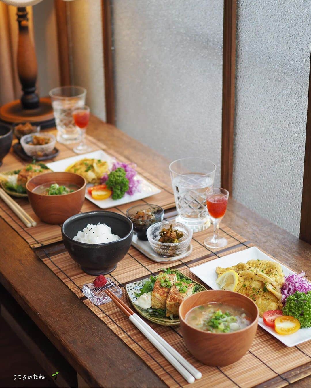 こころのたねのインスタグラム：「⢀⢄ ．．⢄ ⢀𖧧  娘が帰ってきた日のお夕飯🥢 ⁡ 【発酵メニュー】 𖧷麹漬けタンドリーポーク 𖧷麹玉子焼き（納豆・しらす・紅生姜・海苔） 𖧷こんにゃくのピリ辛煮 𖧷セロリ葉の佃煮 𖧷野菜たっぷり味噌汁 𖧷白米・梅干し 𖧷いちごビネガードリンク ⁡ 数日前から蝉が鳴き始めました。 いよいよ夏がきたー🎐って感じですね！！ ⁡ ⁡ 日々のキロクは𝔸𝕞𝕖𝕓𝕒ブログに✍️ @kokoronotane ⁡ 𖧷 𖧷 𖧷 𖧷 𖧷 𖧷 𖧷 𖧷 𖧷 𖧷 𖧷 𖧷  各、著書発売中です。 📘のほほん御膳（盛り付け・簡単作り置き） 📗のほほん曲げわっぱ弁当（脱力系わっぱ弁当） 📙美しい作りおき（自家製調味料〜作り置き） 📕かわいいお菓子（米粉のおやついろいろ） 𖧷 𖧷 𖧷 𖧷 𖧷 𖧷 𖧷 𖧷 𖧷 𖧷 𖧷 𖧷 詳細・お求めはハイライトの📚マークから。 ⁡ その他、オリジナル商品 🍵有機茶（6種） 🍲レンジ鍋（3種） @kokoronotane ⁡ おでかけアカウント @_tecu_tecu_  はじめてみました𖠿 ．．⢄ ．．⢄ ⢀⢄ ．⢀𖧧」