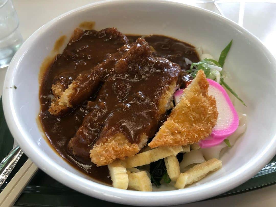 宮澤奎太のインスタグラム：「名古屋出張まとめ。 バドミントンの取材しつつ、名古屋メシもそこそこ制覇できました。  #味噌カツカレーきしめん #名古屋で喜多方ラーメン #初モーニング #全日本実業団バドミントン選手権 #kkt #アナウンサー #宮澤奎太」