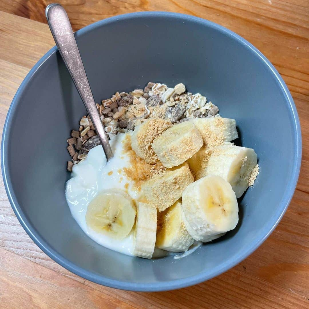 馬渕史香のインスタグラム：「なんだかんだでバナナはシンプルな食べ方が一番好きだったりする🍌 　  シリアル＋ヨーグルト＋バナナ＋きな粉の簡単朝ごはん🥣☀️ 　 　 シリアルはエルサンクジャポンの有機ハイファイバープレミアム、バナナは @sumifru_banana の #朝のしあわせバナナ  　 　 ヨーグルトを無調整豆乳に替えて食べるのも好き😋 　 　 #スミフルバナナ #朝のしあわせバナナ #スミフルバナナアンバサダー  #丁寧なずぼら #ずぼらだけど丁寧に暮らす  #あしざわ家 #男の子ママ  #ずぼら主婦」