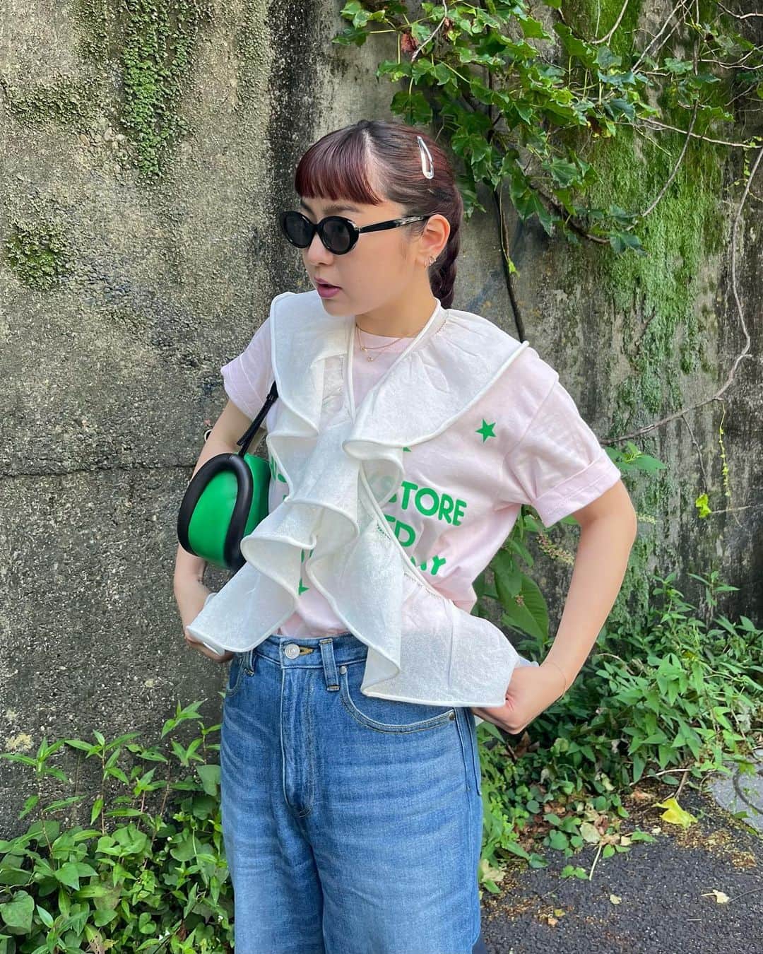 のインスタグラム：「. あっちぃ〜 今日の服。 PERVERZEのフリフリがポイントです (HIGASHIに最近入荷したよ)  #mio__ootd」