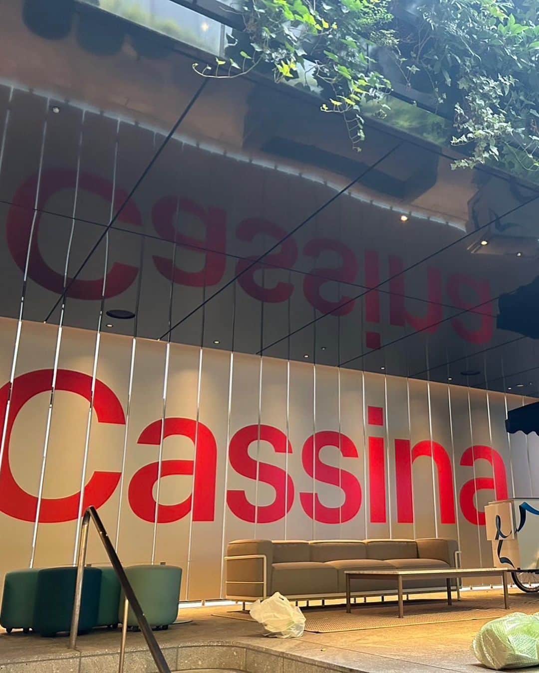 小川薫さんのインスタグラム写真 - (小川薫Instagram)「【“Cassina Terrace in W Osaka BBQ Beer Garden + Night POOL” レセプションパーティー前編】  W大阪が2021年にオープンしてから初めてのビアガーデンがこの夏、開催されます！7月3日のスタートを前にレセプションパーティーが行われ、伺ってきました🥂  パーティーがカッシーナとWホテルとの2会場だったので 前編、後編の2つに分けてご紹介。  そのビアガーデンはWホテルのプールサイドにCassinaのおしゃれなアウトドア家具が並べられ、その家具で楽しめるという素敵なコラボ企画。  メイン会場のWホテルの「WET DECK(ウェットデッキ)」に移動する前にこの日は隣接するカッシーナ・イクスシー大阪店を招待客のみがゆっくりとショッピングできました。  4月にカッシーナ大阪2階にあるドイツのSieMatic（ジーマティック）のキッチンで阪急百貨店主催のイベントレッスンで講師をさせて頂いたばかり。私はキッチンにいるのがいちばん落ち着くな。  カッシーナはラグジュアリーでおしゃれなインテリア。おうちの中がすべてカッシーナだなんて憧れます！家具だけでなくファブリックやテーブルウェアもいろいろありますよ‼︎  後編はWホテルでのパーティーの様子を✨  #小川薫　#salondeclover #サロンドクローバー #wosakaビアガーデン#wホテル大阪　#カッシーナ　#cassina #cassinaixc #wosaka」7月2日 17時25分 - salondeclover