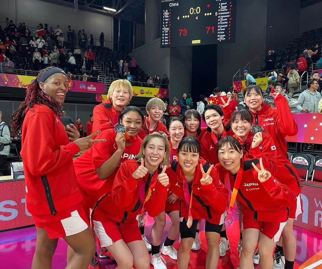 林咲希のインスタグラム：「応援ありがとうございました！ 悔しい結果になったけどみんなで戦いました。 この悔しい気持ちを次に繋げてまた頑張ります！！ みんなありがとう！！ もっともっと上を目指してがんばろ！ #AkatsukiJapan @fibaasiacupwomen」