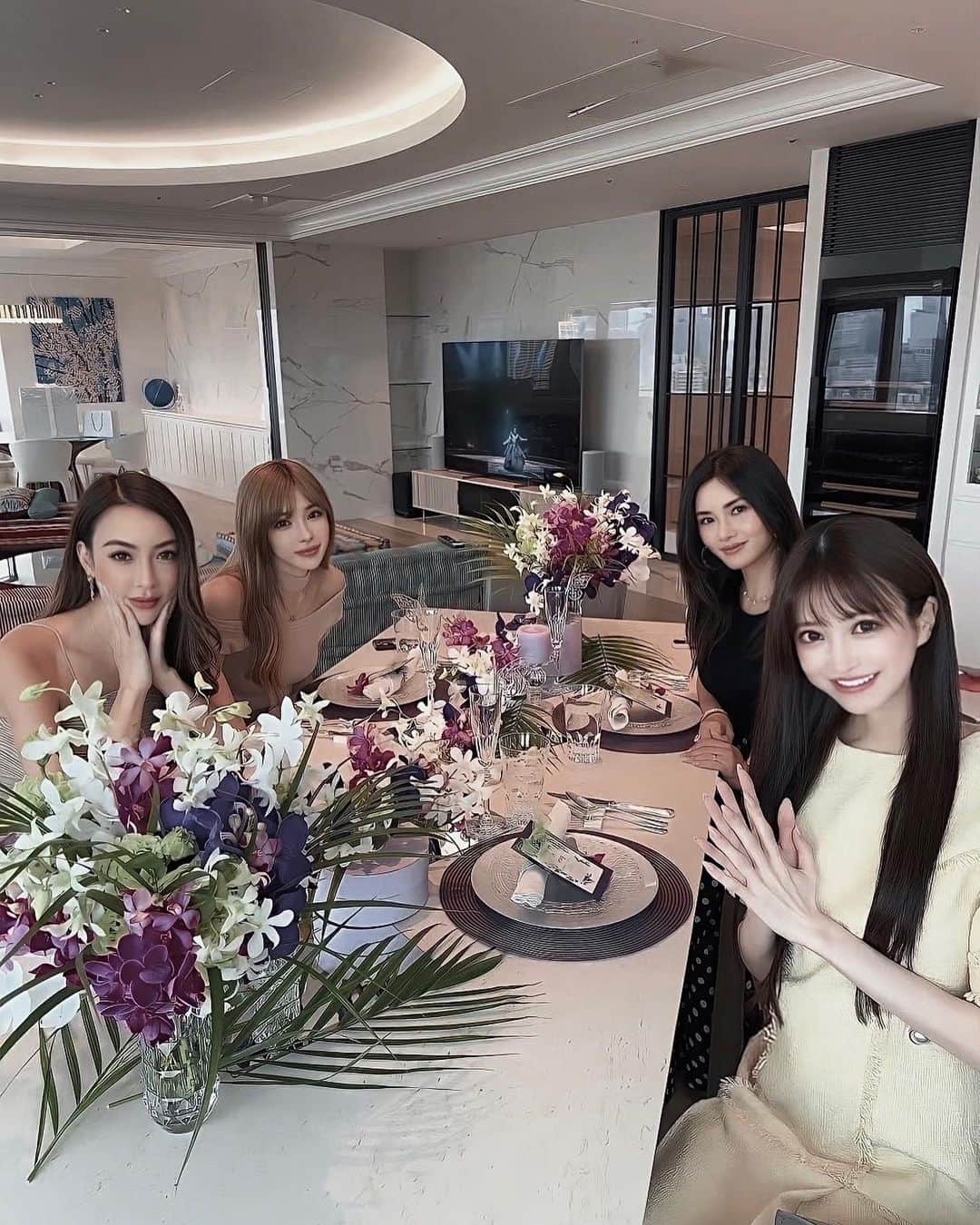 小原優花のインスタグラム：「えみりちゃんの素敵な新居でランチ🥰♡ @emiri_aizawa  @ayano_fukuoji  @_genking_   可愛いテーブルコーディネートで美味しいシェフの料理もいただいて、幸せなおもてなし本当にありがとうございました👩🏼‍🍳🤍🤍  皆さんと出会ってからは長いのですが、初めてのメンバーで集まって楽しかったです🥹💕  そしてあやのさんから誕生日プレゼントでいただいたNARSのシャドウとリップバームが可愛すぎて🫢🩷 最近毎日愛用してます💄🤎🤎 優しいあやのさん、お心遣い頂きありがとうございます！☺️🙏🏻💓  あやのさんの娘さんとえみりちゃんのわんちゃんにも癒された日でした👧🏼🐶🩵」