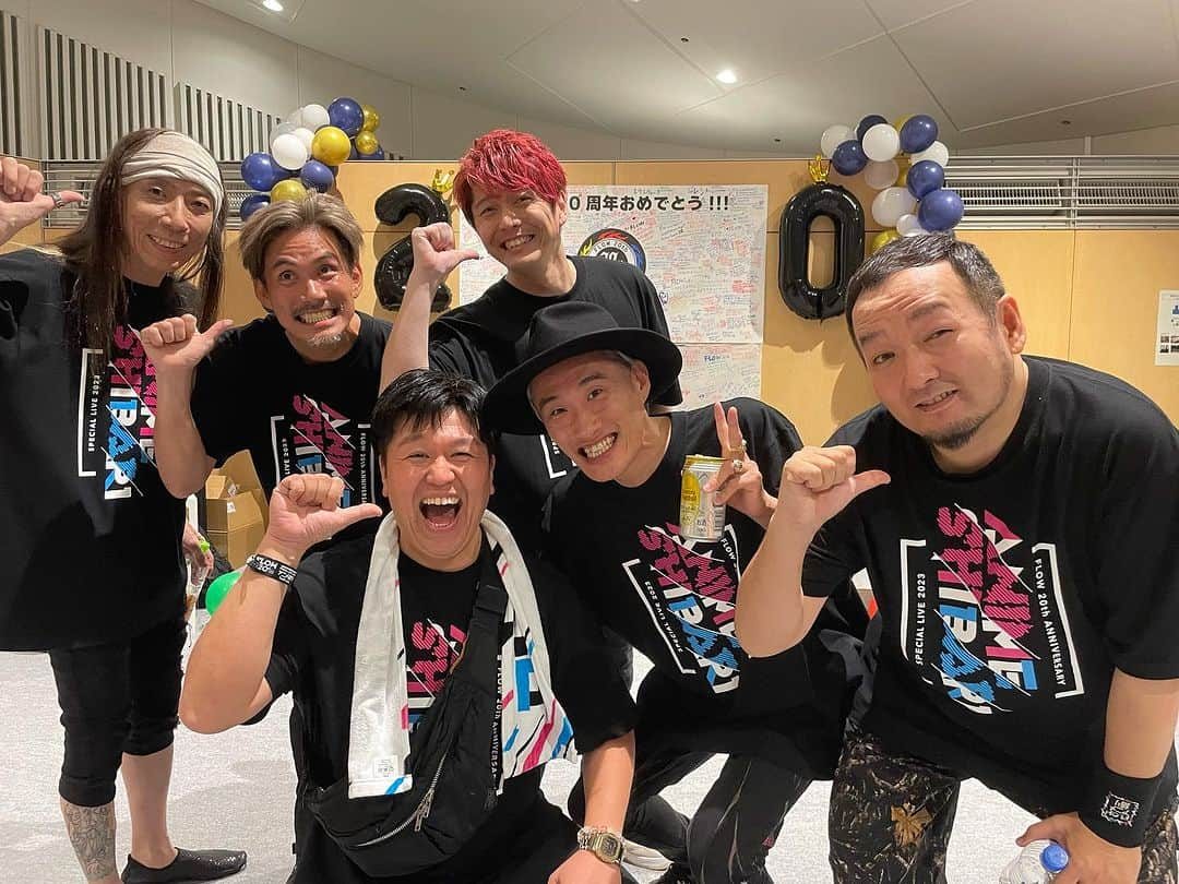 西井隆詞さんのインスタグラム写真 - (西井隆詞Instagram)「FLOW 20th Anniversary Special LIVE アニメ縛りフェスティバル サブステージにて カラオケFLOWグランプリの ＭＣやらせて頂きました🙇🏻‍♂️ めちゃくちゃ光栄でした‼️  19年前からFLOWのファンで チケットとって何度もLIVEに 行かせていただいていました。  その後ラジオで共演してから お付き合いさせていただくようになり 今では親友と言ってもらえるほどになりました。 Voy☆☆☆のLIVEに行かせていただいたときに 今回のお仕事のお話をいただき まさか同じステージに 立たせていただく日が来るとは 思っていなかったので めちゃくちゃ嬉しかったです。  芸人を辞めようと思った辛い時にも 「Life is beautiful」に チカラを貰い踏み留まる事ができ 「voyage」に 自分らしさを貫くことを学び 「カレイドスコープ」に 一度しかない人生を大切にしたいと 奮い立たせられました。  今回のLIVEも最高で 色々と刺激をもらいました  ちなみに僕の今の寄席の出囃子は colorsです😆  今後もずっと応援させて下さい スタッフの皆様、そして FLOWファンの皆様も お手柔らかに宜しくお願いバンダリでございます。  #flow #kohshi #keigo #take #gots #iwasaki  #アミューズ #カラオケflowグランプリ  #ラジバンダリ酒井ではございません🤣 #ラジバンダリ西井 #ありがとバンダリでございました #lifeisbeautiful  #voyage  #カレイドスコープ #voy」7月2日 17時38分 - razibandari