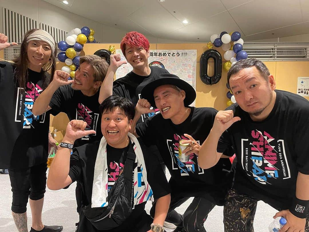 西井隆詞さんのインスタグラム写真 - (西井隆詞Instagram)「FLOW 20th Anniversary Special LIVE アニメ縛りフェスティバル サブステージにて カラオケFLOWグランプリの ＭＣやらせて頂きました🙇🏻‍♂️ めちゃくちゃ光栄でした‼️  19年前からFLOWのファンで チケットとって何度もLIVEに 行かせていただいていました。  その後ラジオで共演してから お付き合いさせていただくようになり 今では親友と言ってもらえるほどになりました。 Voy☆☆☆のLIVEに行かせていただいたときに 今回のお仕事のお話をいただき まさか同じステージに 立たせていただく日が来るとは 思っていなかったので めちゃくちゃ嬉しかったです。  芸人を辞めようと思った辛い時にも 「Life is beautiful」に チカラを貰い踏み留まる事ができ 「voyage」に 自分らしさを貫くことを学び 「カレイドスコープ」に 一度しかない人生を大切にしたいと 奮い立たせられました。  今回のLIVEも最高で 色々と刺激をもらいました  ちなみに僕の今の寄席の出囃子は colorsです😆  今後もずっと応援させて下さい スタッフの皆様、そして FLOWファンの皆様も お手柔らかに宜しくお願いバンダリでございます。  #flow #kohshi #keigo #take #gots #iwasaki  #アミューズ #カラオケflowグランプリ  #ラジバンダリ酒井ではございません🤣 #ラジバンダリ西井 #ありがとバンダリでございました #lifeisbeautiful  #voyage  #カレイドスコープ #voy」7月2日 17時38分 - razibandari