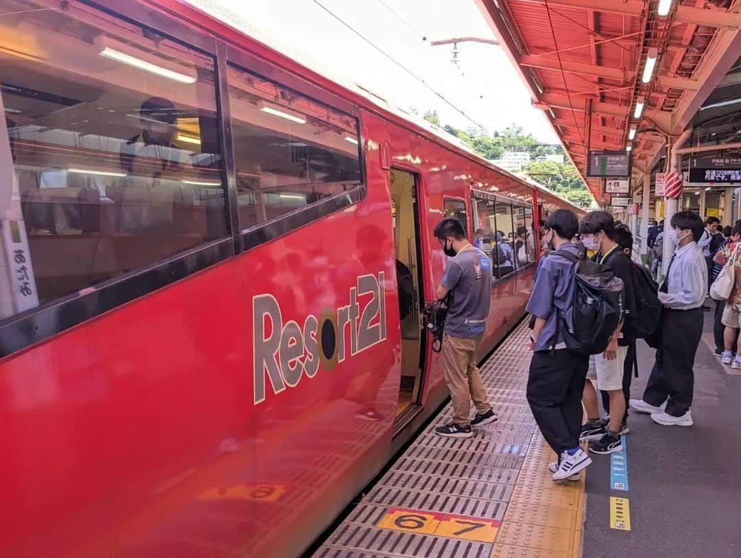 東京観光専門学校さんのインスタグラム写真 - (東京観光専門学校Instagram)「初夏の鉄道大冒険☀ 鉄道サービス学科エントリー者限定🎉 就職サポート授業へ！  #東海道新幹線 #伊豆急行 #踊り子 に 乗車し静岡の伊東に行ってきました🐟  七福神のスタンプラリーを巡り 観光地の散策、グループでの行動を通して一緒に鉄道業界を目指していく仲間との交流を深めることができました👍  次回は8/6（日）🌻 首都圏鉄道研究編  エントリーがまだの方は8/6までのエントリーで参加することができます✨ まだ志望校を迷っている方は ご相談ください🙌 #東京観光専門学校　#鉄道サービス学科　#就職サポート授業　#業界研究　#企業研究　#乗車体験　#鉄道会社　#鉄道業界　#鉄道マン　#運転士　#車掌　#駅員　#鉄道メンテナンス　#伊東市　#こだま　#新幹線　#専門学校」7月2日 17時38分 - tokan_1967