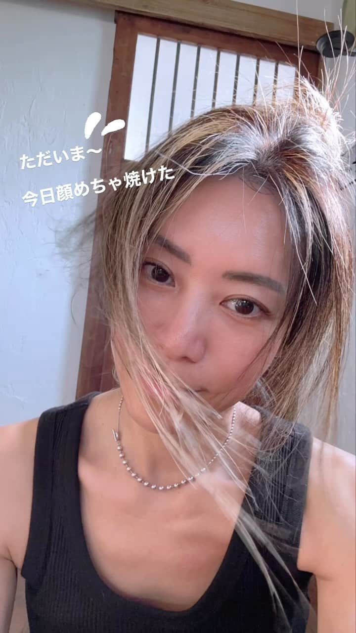 chiruのインスタグラム：「今日は下地もつけずにすっぴんでずっと☀️炎天下… 顔めちゃ焼けた〜😅😅😅  あぁ〜✨汗たくさんかいて帰って来て水でシャワー🚿してエアコン効いた部屋でゴロン最高🤩  #夏が来る#7月#summer#夏#もう一度 7月#7月2日#今年も半年過ぎた#梅雨の中休み#夏日#太陽が好き#もうすぐ夏#水風呂#最高#日焼け#火照り肌#ダイエットは明日から#ライフスタイル#lifestyle#house#myhouse#注文住宅#instadaily#instagood」