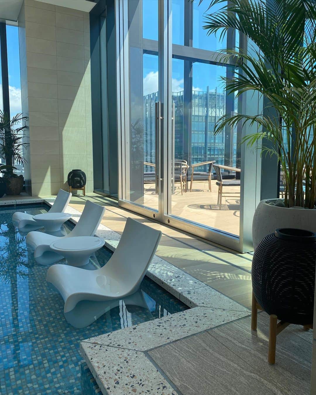 上原歩さんのインスタグラム写真 - (上原歩Instagram)「🐠🐠🐠 @mitsuigardenhotels 🐳 YOKOHAMA  MINATOMIRAI PREMIER  Hotel  5月にOpenしたばかり 三井ガーデンホテル横浜みなとみらいへ宿泊しました⛵️  天空の温水プールが最高！ 暖かいのでずっと浸かっていられます  平日にも関わらず室内外のプールは大人気で 人がひっきりなしに入れ替わり立ち替わり 最初は階段で座っているほどの賑わい  この日は99%カップルの中 1人シャンパンを飲み気持ちよくなっていた私🍸  最高のお天気とシャンパンと温水プールで海外のような非日常⛱  _______________________________________________  #love #life #hotel #japan #yokohama  #mitsuigardenhotel #stayi̇nthegarden  #三井ガーデンホテル #三井ガーデンホテル横浜みなとみらいプレミア」7月2日 17時41分 - ayumiuehara