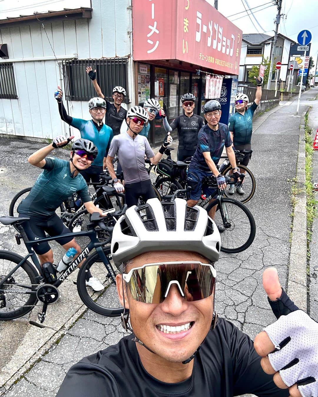 竹谷賢二さんのインスタグラム写真 - (竹谷賢二Instagram)「#Eバイク サイクリングはじめました！8  #バドSL ロードバイクと一緒にグループライドを楽しむ  最新最高のsworksモンド35Cへ変更し、転がりの軽さと乗り心地、シャープなハンドリングとターボの加速からの巡航での転がりの軽さ向上で、ロードバイクと一緒にサイクリング楽しめるはずとライドオン！  目的地は早朝開店の朝ラーへ、暑さ本番前なので濃厚な味を楽しみ、多めに摂った塩分出すため丘陵地帯へ。 ここではターボの本領発揮でスイスイ爽快。  市街地の信号ストップアンドゴーもターボ一気加速で25kphまであっという間、そこからの巡航に必要な体力を温存。  レーシーな走りとはもちろんいかないものの、いいペース感のサイクリングはバッチリ！  ちなみにこれだけ乗ってもバッテリー残量は66%、丸一日のライドも楽しめるね。  #スペシャライズド #サイクリング #ツーリング #フィットネス #スポーツ #街乗り #クロスバイク #ロードバイク #ガーミン #スペシャライズド幕張 #エンデュアライフ」7月2日 17時46分 - tktakeyakenji