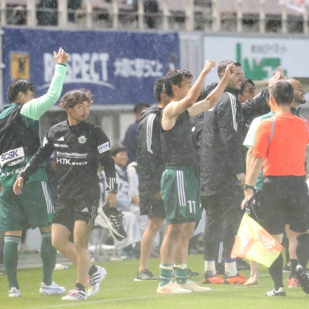 喜山康平さんのインスタグラム写真 - (喜山康平Instagram)「昨日は大雨の中、応援ありがとうございました！  最後までサポーターも一緒に闘ってくれているのをピッチで感じていました🔥  全ての振る舞いはチームの勝利のために。  優勝するために。  そしてスタジアムに来てくれた人達にまた応援したいと思ってもらえるように🌻」7月2日 17時47分 - koheikiyama_