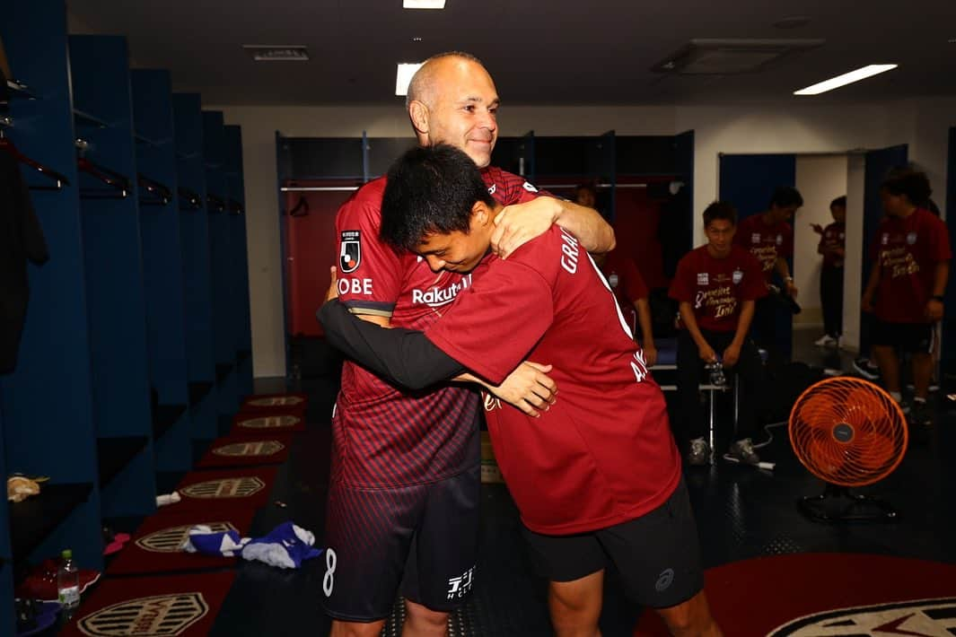 齊藤未月のインスタグラム：「. You are the best Captain   Arigato Andres!!!   #visselkobe #一致団結 #andresiniesta」