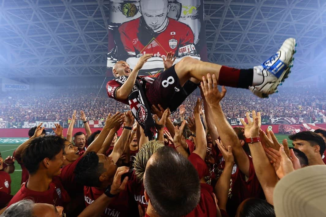 齊藤未月さんのインスタグラム写真 - (齊藤未月Instagram)「. You are the best Captain   Arigato Andres!!!   #visselkobe #一致団結 #andresiniesta」7月2日 17時48分 - mitsukisaito