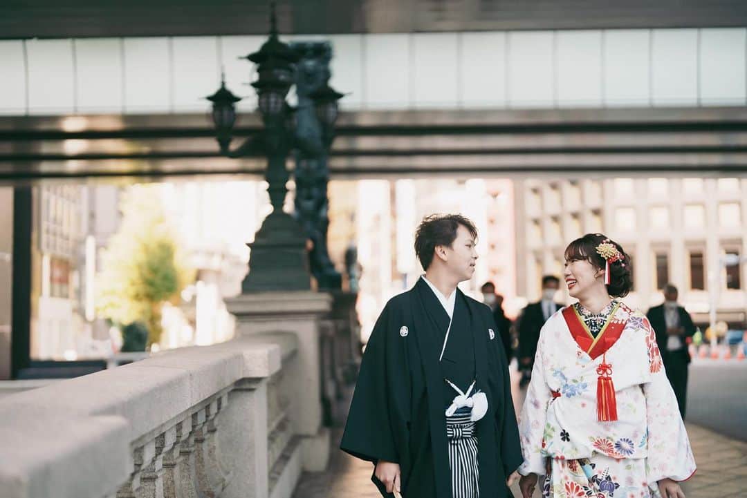 ラヴィ•ファクトリーさんのインスタグラム写真 - (ラヴィ•ファクトリーInstagram)「. 【写真で叶える結婚式】 . 普段の何気ない場所も おふたりの特別なものに🤍  思い出の場所や憧れの構図でお写真を残して💫  . —————— ラヴィファクトリー: @tokyo_laviephotography Photographer: @guppy_photograph AREA:JAPAN,TOKYO —————— @laviefactoryをフォローして #laviefactory #ラヴィファクトリー のハッシュタグをつけて お写真を投稿してみてくださいね✳︎ . こちらの公式IG（@laviefactory） で取り上げさせていただきます✨ . 思わず笑顔になれるハートのある 「家族写真」はラヴィクルール* >>>@laviecouleur_official . #wedding #weddingphotography #photo  #ハートのある写真 #instawedding #結婚写真 #ウェディング #ウェディングフォト #撮影指示書 #ロケーションフォト #前撮り#写真好きな人と繋がりたい #フォトウェディング #卒花 #後撮り #ウェディングニュース #前撮り小物 #前撮りフォト #前撮りアイテム #ウェディング撮影 #撮影構図 #前撮りアイディア #撮影指示書 #花嫁コーディネート #花嫁コーデ #和装ロケフォト #東京駅前撮り #東京前撮り」7月2日 17時50分 - laviefactory