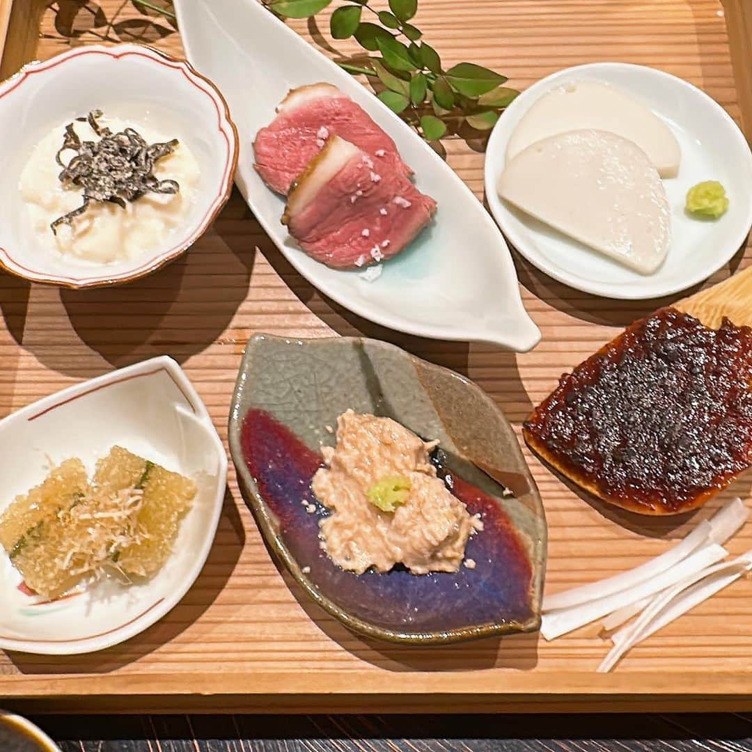 山岸久朗さんのインスタグラム写真 - (山岸久朗Instagram)「名古屋の「玄水」さん、「大将のおまかせコース」を頼んだら、これでもかと日本酒泥棒の連打👊💥前々から思ってたけど、蕎麦屋で飲むのがいちばん楽しい。  最後は蕎麦の4種食べ比べ‼️蕎麦ってこんなに種類があったんやな〜勉強になりました〜  #gensui #soba #sobanoodles  #nagoya #nagoyajapan  #nagoyafood  #aichi #aichiprefecture  #sakae #sakaenagoya」7月2日 17時50分 - yamaben