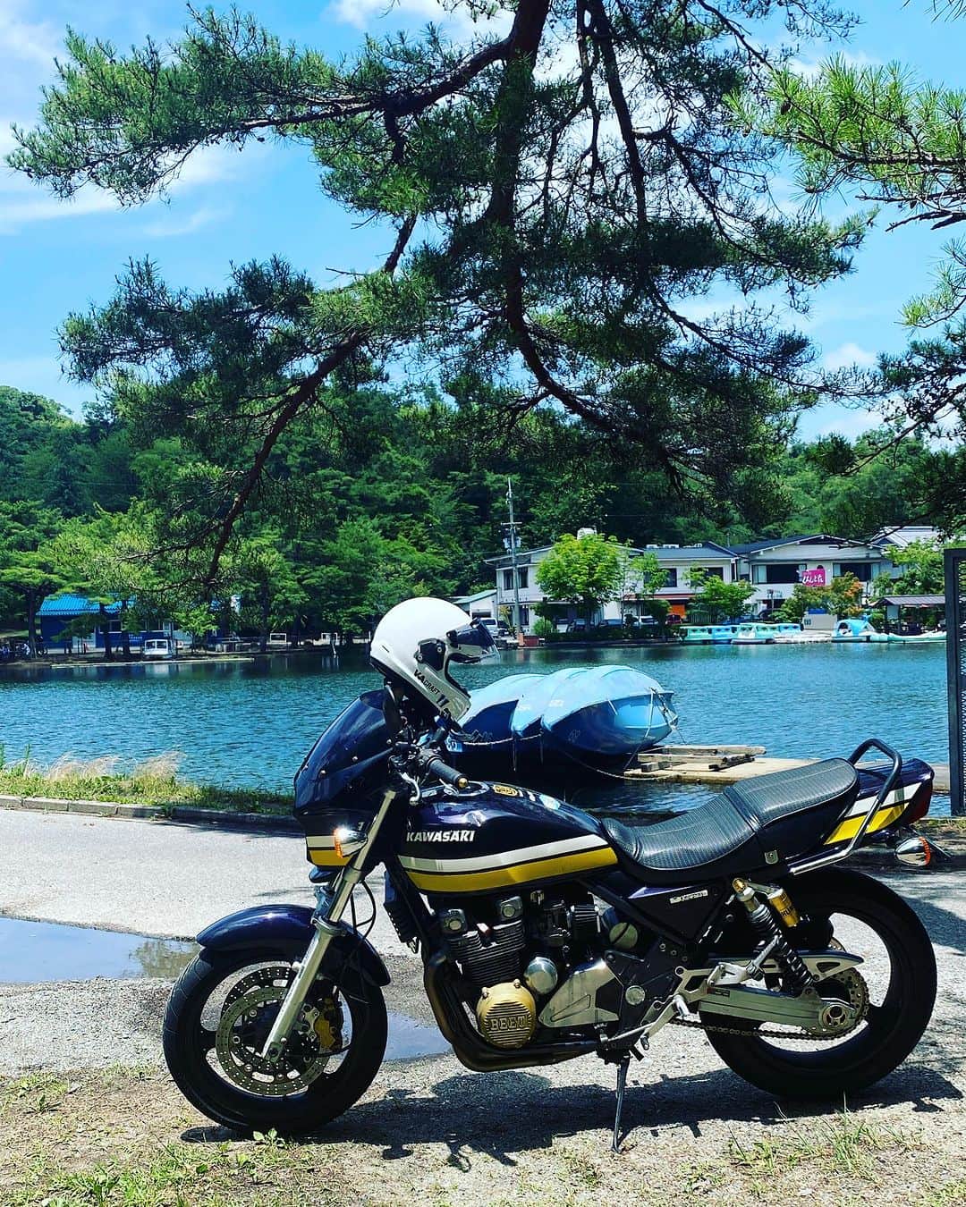 黒川忠文のインスタグラム：「小学生の遠足以来？くろんど池に 行ってきた。 もっと大きい池だと思ってたww 帰りにはっぴいえんどプロジェクトさんに寄って森田さんと2時間ほどお話し、楽しい時間でした♪  #はっぴいえんどプロジェクト  #くろんど池  #ゼファー400」