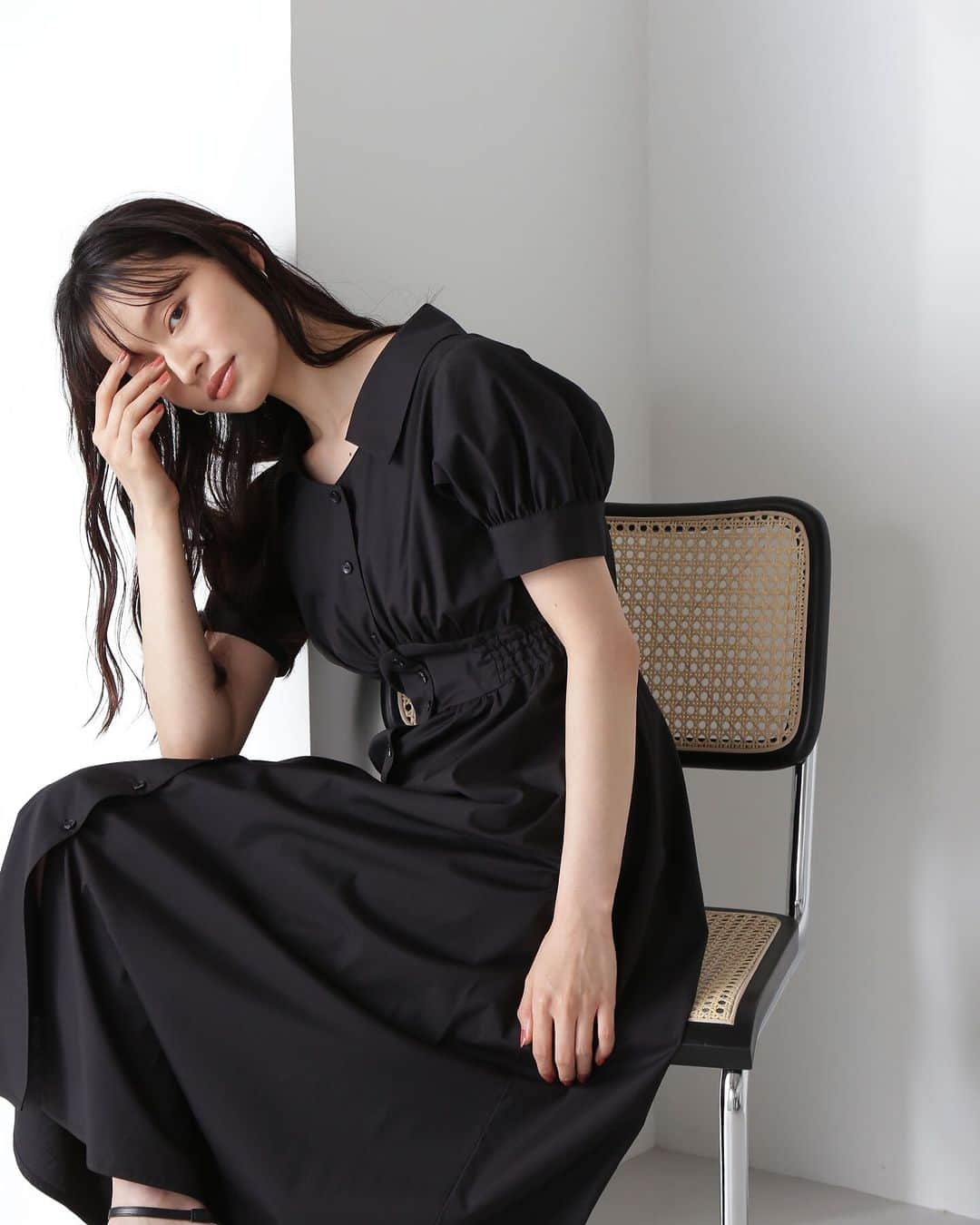 NATURAL BEAUTY BASICのインスタグラム：「2023 summer PRE ORDER.  ✔ビッグカラーシャツワンピース ¥12,980 tax in color:クロ/ネイビー/ブラウン size:M/PS #0173240751 7月中旬-下旬入荷予定  大きめな襟がポイントのシャツワンピース。 たっぷりとしたフレアシルエットと、 やや長めの半袖でクラシカルな雰囲気がありながら、 胸元をすっきりと仕上げることで抜け感をプラス。  ウエストはシャーリングデザインで、 ウエストマークしながら、 程よいフィット感で着心地良い仕上がりです。  #ワンピース #シャツワンピース  #襟付きワンピース #晩夏 #秋先取り #秋カラー #サマーコーデ #夏コーデ #お出かけコーデ #カジュアルコーデ #オフィスコーデ #オフィスカジュアル #通勤コーデ #大人可愛い #カラーコーデ #着回しコーデ #きれいめカジュアル #大人カジュアル #ベーシックコーデ #ベーシック #ナチュラルコーデ #トレンドスタイル #シンプルコーデ #ナチュラルビューティーベーシック #naturalbeautybasic」