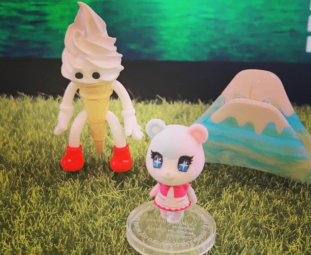 横槍メンゴのインスタグラム：「リアルみすず 後ろの富士山は髪の毛とめるやつ アップルちゃんのグッズも出してよお」